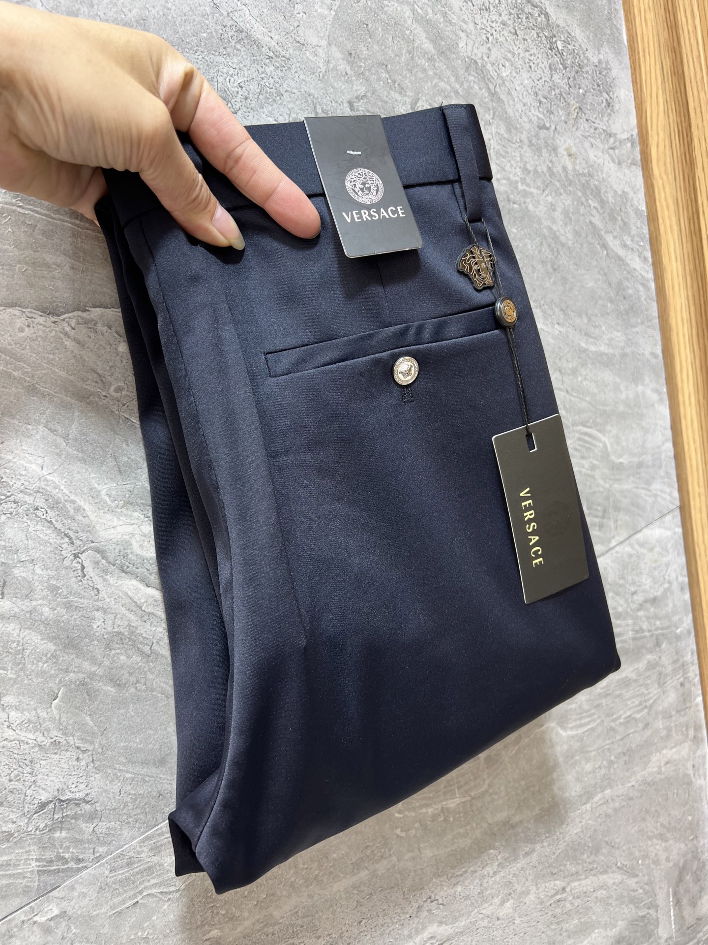 NO:601318,Versace/Versace 2025 autumn and winter new products, complete with three labels, trousers, casual pants, good products, no need to introduce too much, look at the details, counter size 29-38, 175/140, upper body size 32,,versace,versace,alexander wang19860909Versace/范思哲 2025秋冬新品 三标齐全 西裤 休闲裤 好货不用过多介绍 看细节 专柜码数29-38 175/140上身32码,,versace,versace,alexander wang,Men's clothing