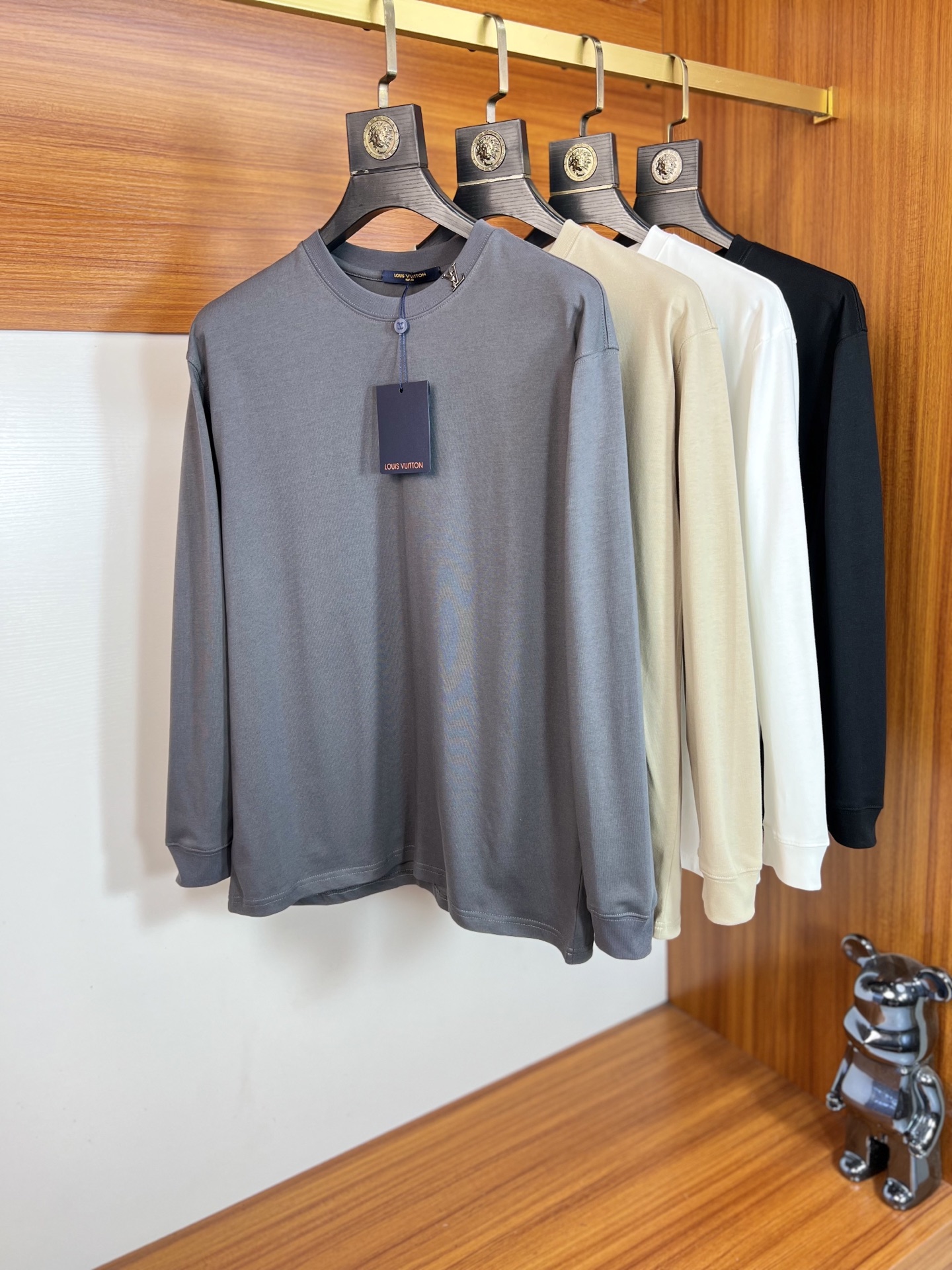 NO:601328,LV/Louis Vuitton 2025 autumn and winter new products, complete with three labels, round neck long-sleeved bottoming shirt, good product, no need to introduce too much, look at the details, counter size M-XXXL 175/140, recommended L,, louis vuitton, louis vuitton, alexander wang19860909LV/路易威登 2025年秋冬新品上新 三标齐全 圆领长袖打底衫 好货不用过多介绍 看细节 专柜码数M-XXXL 175/140建议L,,louis vuitton,louis vuitton,alexander wang,Men's clothing