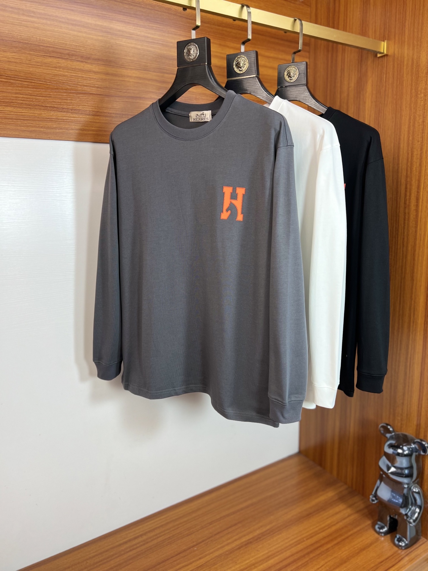 NO:601334,Hermes/Hermès 2025 autumn and winter new products, complete with three labels, round neck long-sleeved bottoming shirt, good product, no need to introduce too much, look at the details, counter size M-XXXL 175/140, recommended L,,hermes,hermes,alexander wang19860909Hermes/爱马仕 2025年秋冬新品上新 三标齐全 圆领长袖打底衫 好货不用过多介绍 看细节 专柜码数M-XXXL 175/140建议L,,hermes,hermes,alexander wang,Men's clothing