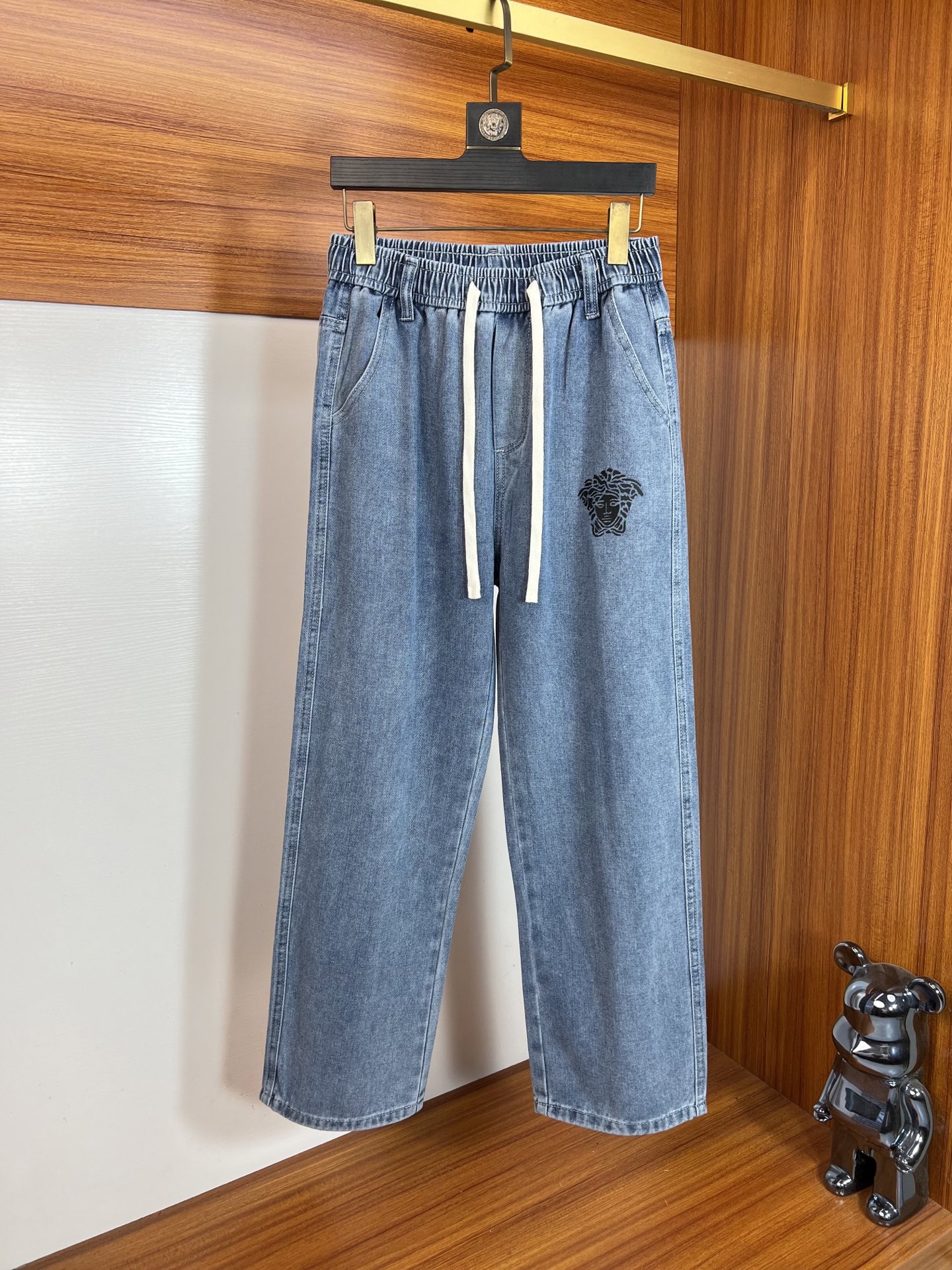 NO:623059,Versace/Versace 2025 autumn and winter new products, complete with three labels, jeans and casual pants. Good products need no introduction. Look at the details. Counter size 29 30 31 32 33 34 175/140 Upper body 31,,versace,versace,jeans,alexander wang19860909Versace/范思哲 2025秋冬新品 三标齐全 牛仔裤 休闲裤 好货不用过多介绍 看细节 专柜码数29 30 31 32 33 34 175/140上身31,,versace,versace,jeans,alexander wang,Men's clothing