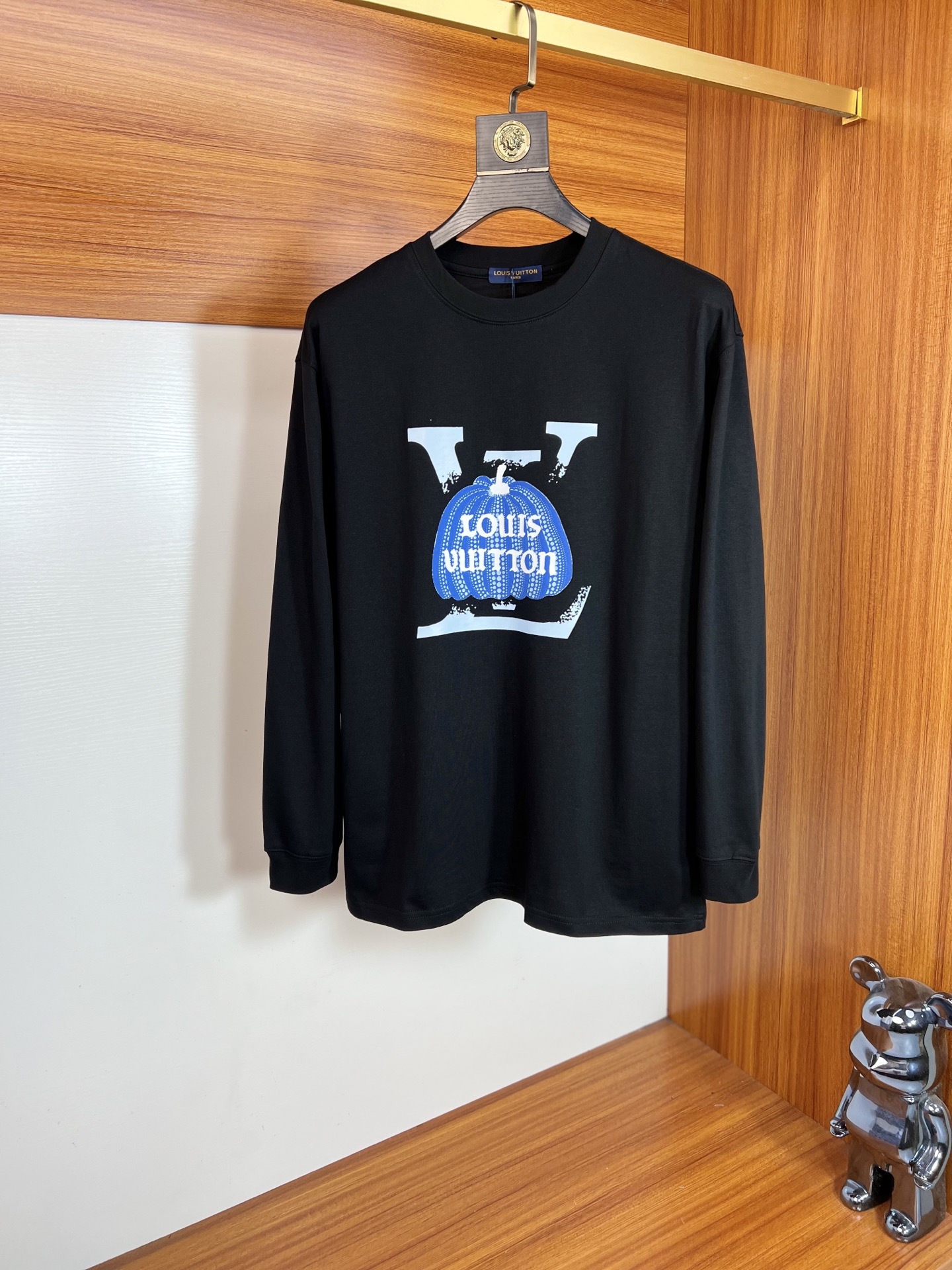 NO:654640,LV/Louis Vuitton 2025 autumn and winter new products, complete with three labels, round neck long-sleeved bottoming shirt, good product, no need to introduce too much, look at the details, counter size M-XXXL 175/140, recommended L,, louis vuitton, louis vuitton, alexander wang19860909LV/路易威登 2025年秋冬新品上新 三标齐全 圆领长袖打底衫 好货不用过多介绍 看细节 专柜码数M-XXXL 175/140建议L,,louis vuitton,louis vuitton,alexander wang,Men's clothing