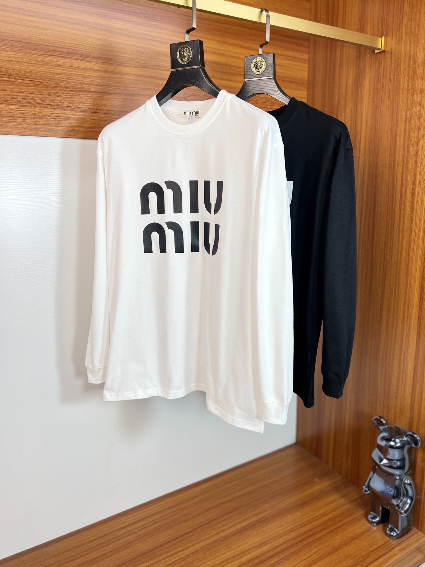 NO:654645,MiuMiu 2025 autumn and winter new products, complete with three labels, round neck long-sleeved bottoming shirt, good product, no need to introduce too much, look at the details, counter size M-XXXL 175/140, recommended L,, miumiu, alexander wang19860909MiuMiu 2025年秋冬新品上新 三标齐全 圆领长袖打底衫 好货不用过多介绍 看细节 专柜码数M-XXXL 175/140建议L,,miumiu,alexander wang,Men's clothing