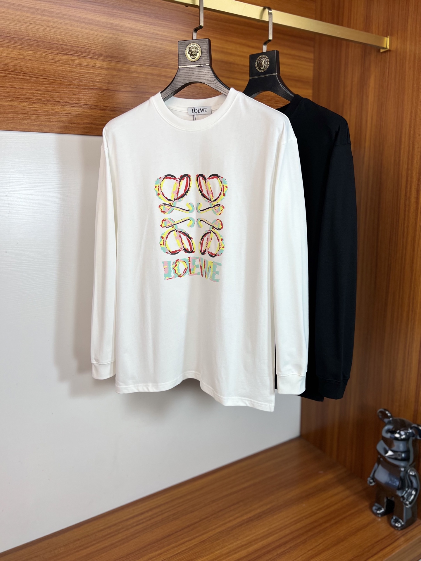 NO:654649,Loewe/Luo Yiwei 2025 autumn and winter new products, complete with three labels, round neck long-sleeved bottoming shirt, good product without too much introduction, look at the details, counter size M-XXXL 175/140, recommended L,, loewe, loewe, alexander wang19860909Loewe/罗意威 2025年秋冬新品上新 三标齐全 圆领长袖打底衫 好货不用过多介绍 看细节 专柜码数M-XXXL 175/140建议L,,loewe,loewe,alexander wang,Men's clothing