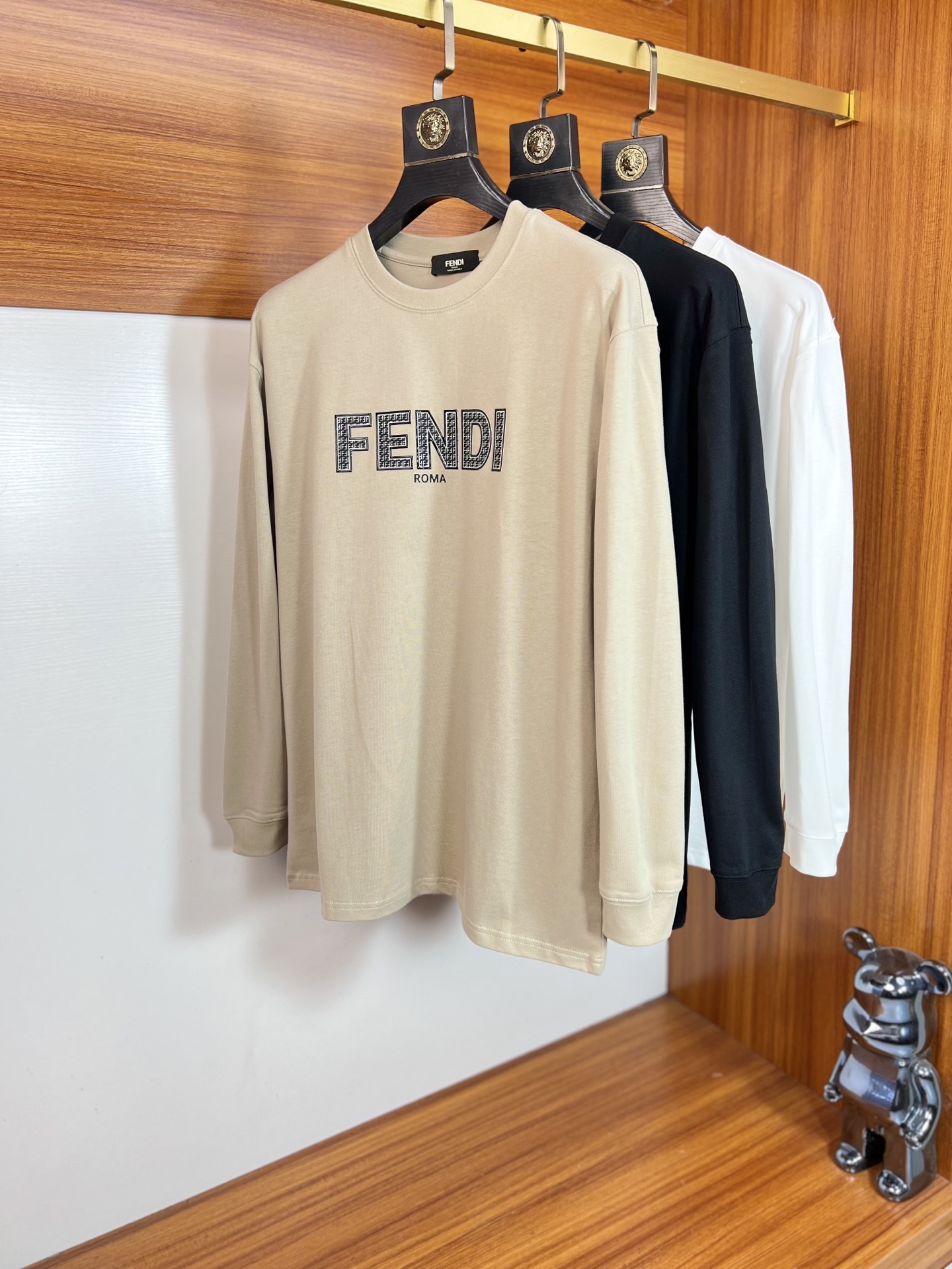 NO:654653,Fendi/Fendi 2025 new autumn and winter new products, complete with three labels, round neck long-sleeved bottoming shirt, good product, no need to introduce too much, look at the details, counter size M-XXXL 175/140, recommended L,, fendi, fendi, alexander wang19860909Fendi/芬迪 2025年秋冬新品上新 三标齐全 圆领长袖打底衫 好货不用过多介绍 看细节 专柜码数M-XXXL 175/140建议L,,fendi,fendi,alexander wang,Men's clothing