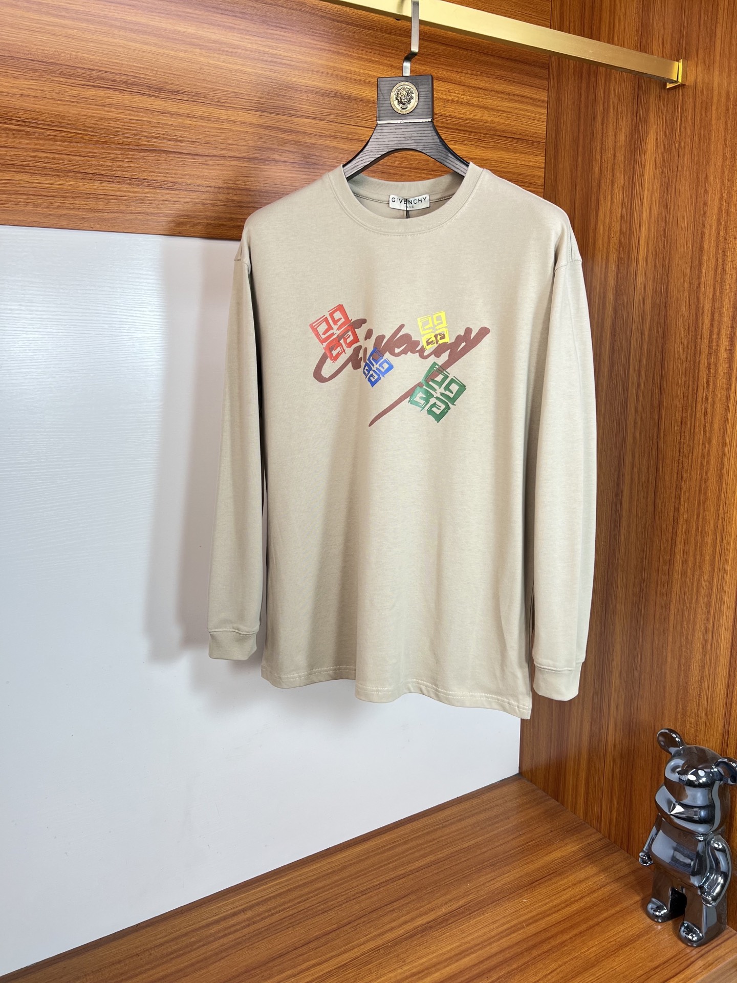 NO:654662,give/Givenchy 2025 autumn and winter new products, complete with three labels, round neck long-sleeved bottoming shirt, good product, no need to introduce too much, look at the details, counter size M-XXXL 175/140, recommended L,,givenchy,givenchy,alexander wang19860909give/纪梵希 2025年秋冬新品上新 三标齐全 圆领长袖打底衫 好货不用过多介绍 看细节 专柜码数M-XXXL 175/140建议L,,givenchy,givenchy,alexander wang,Men's clothing