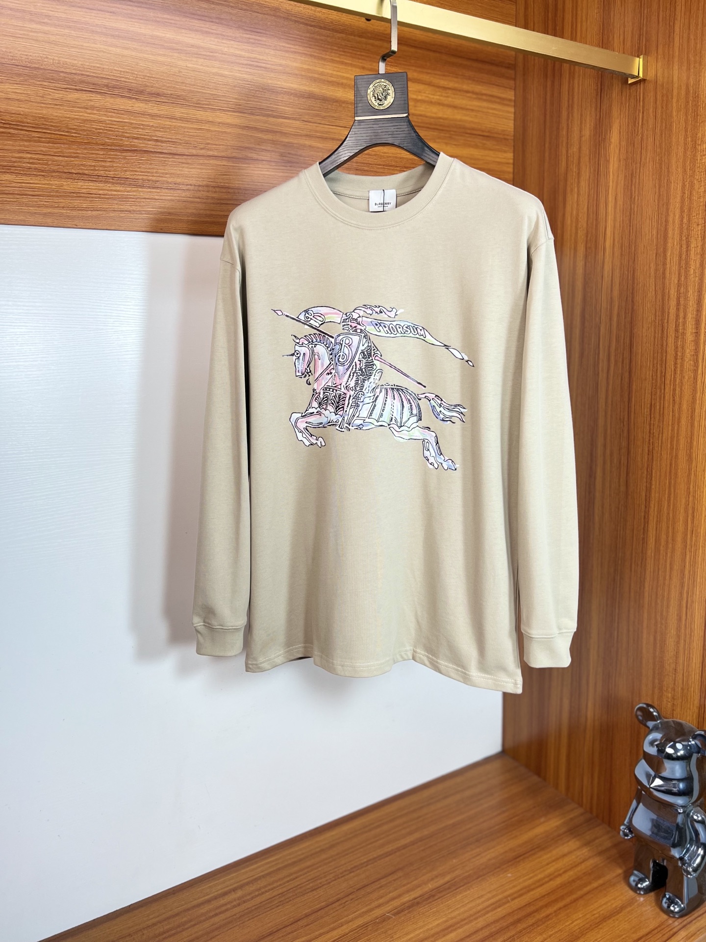 NO:654667,Burberry/Burberry 2025 new autumn and winter new products, complete with three labels, round neck long-sleeved bottoming shirt, good product, no need to introduce too much, look at the details, counter size M-XXXL 175/140, recommended L,, burberry, burberry, alexander wang19860909Burberry/巴宝莉 2025年秋冬新品上新 三标齐全 圆领长袖打底衫 好货不用过多介绍 看细节 专柜码数M-XXXL 175/140建议L,,burberry,burberry,alexander wang,Men's clothing