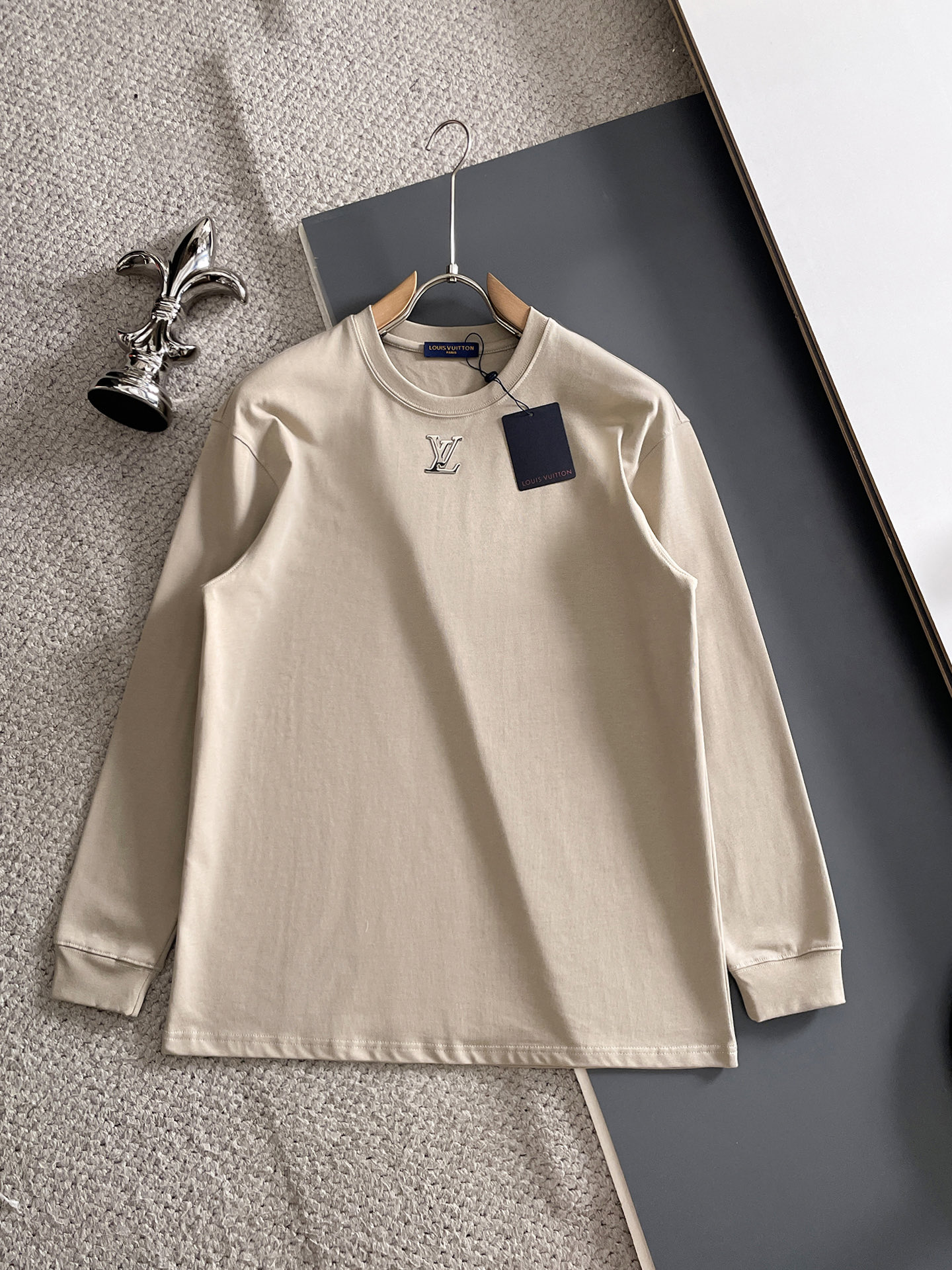 NO:607400,LV/Louis Vuitton 2025 autumn and winter new products, complete with three labels, round neck long-sleeved bottoming shirt, counter size M-XXXL /140 recommended L,, louis vuitton, louis vuitton, alexander wang19860909LV/路易威登 2025年秋冬新品上新 三标齐全 圆领长袖打底衫 专柜码数M-XXXL /140建议L,,louis vuitton,louis vuitton,alexander wang,Men's clothing