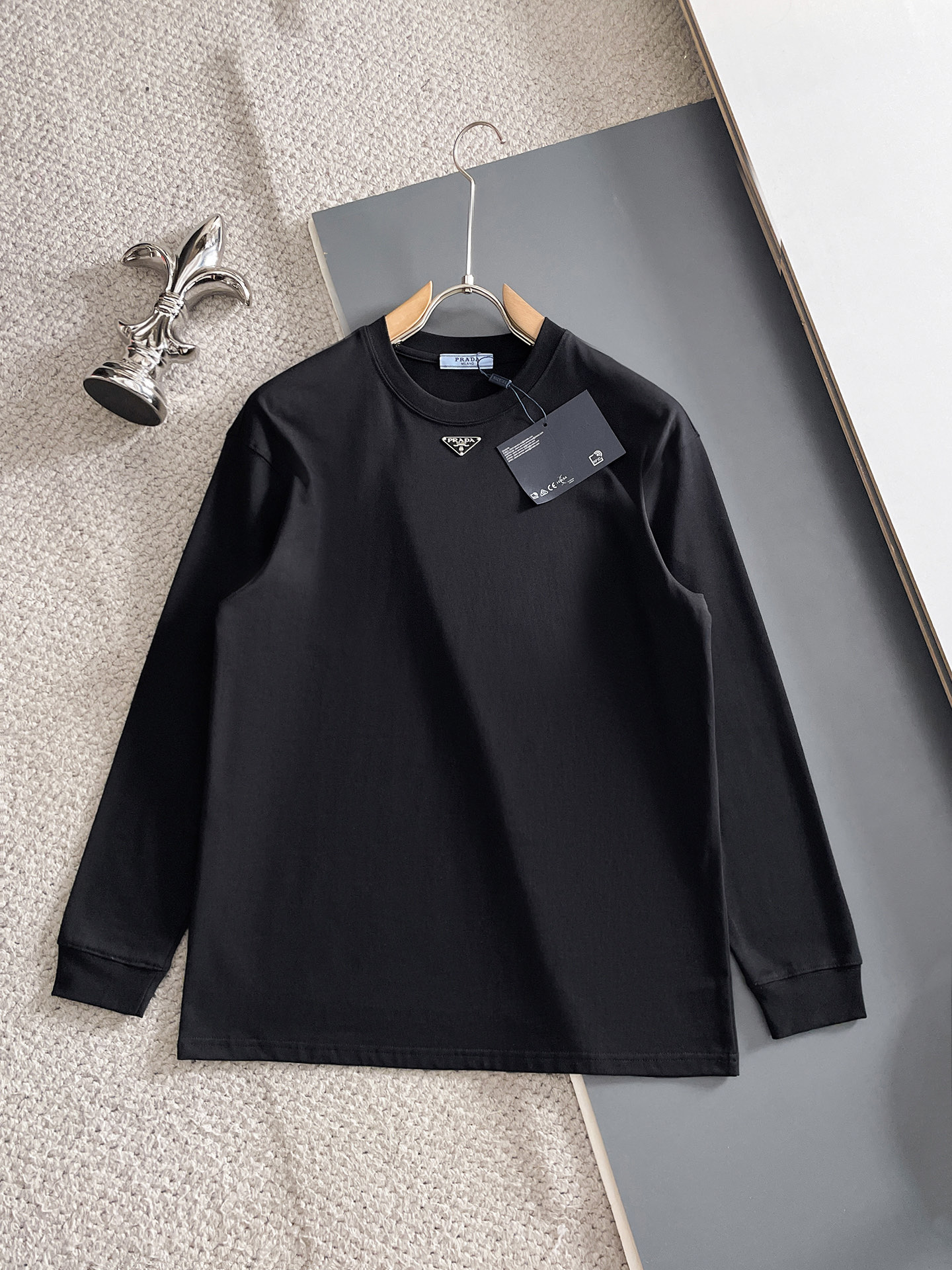 NO:691785,Prada/Prada 2025 autumn and winter new products, complete with three labels, round neck long-sleeved bottoming shirt, counter size M-XXXL /140, recommended L,, prada, prada,19860909Prada/普拉达 2025年秋冬新品上新 三标齐全 圆领长袖打底衫 专柜码数M-XXXL /140建议L,,prada,prada,,Men's clothing