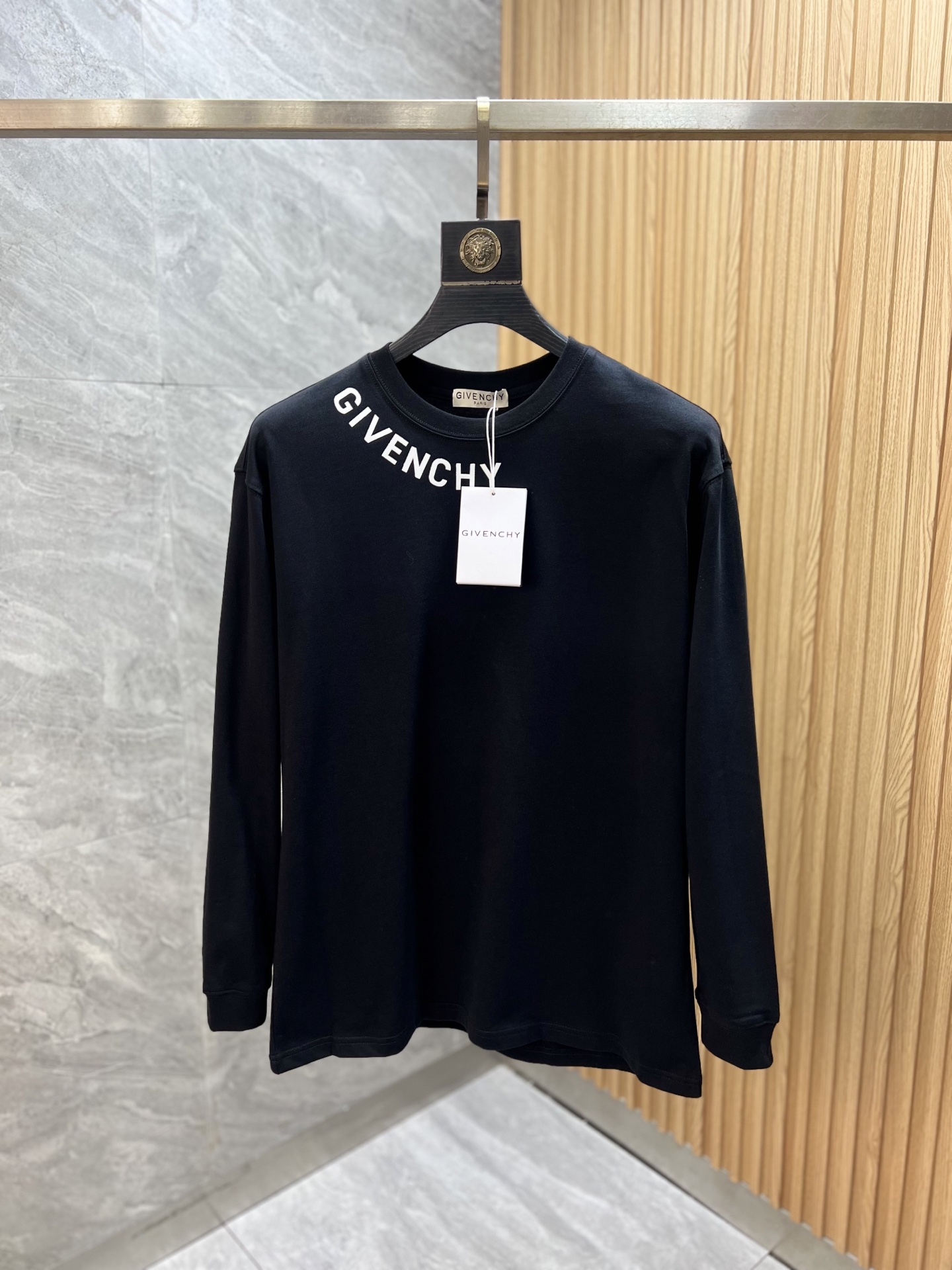 NO:607452,give/Givenchy 2025 autumn and winter new products, complete with three labels, round neck long-sleeved bottoming shirt, good product, no need to introduce too much, look at the details, counter size S-XXL /140, recommended M,,,givenchy,givenchy,alexander wang19860909give/纪梵希 2025年秋冬新品上新 三标齐全 圆领长袖打底衫 好货不用过多介绍 看细节 专柜码数S-XXL /140建议M,,,givenchy,givenchy,alexander wang,Men's clothing