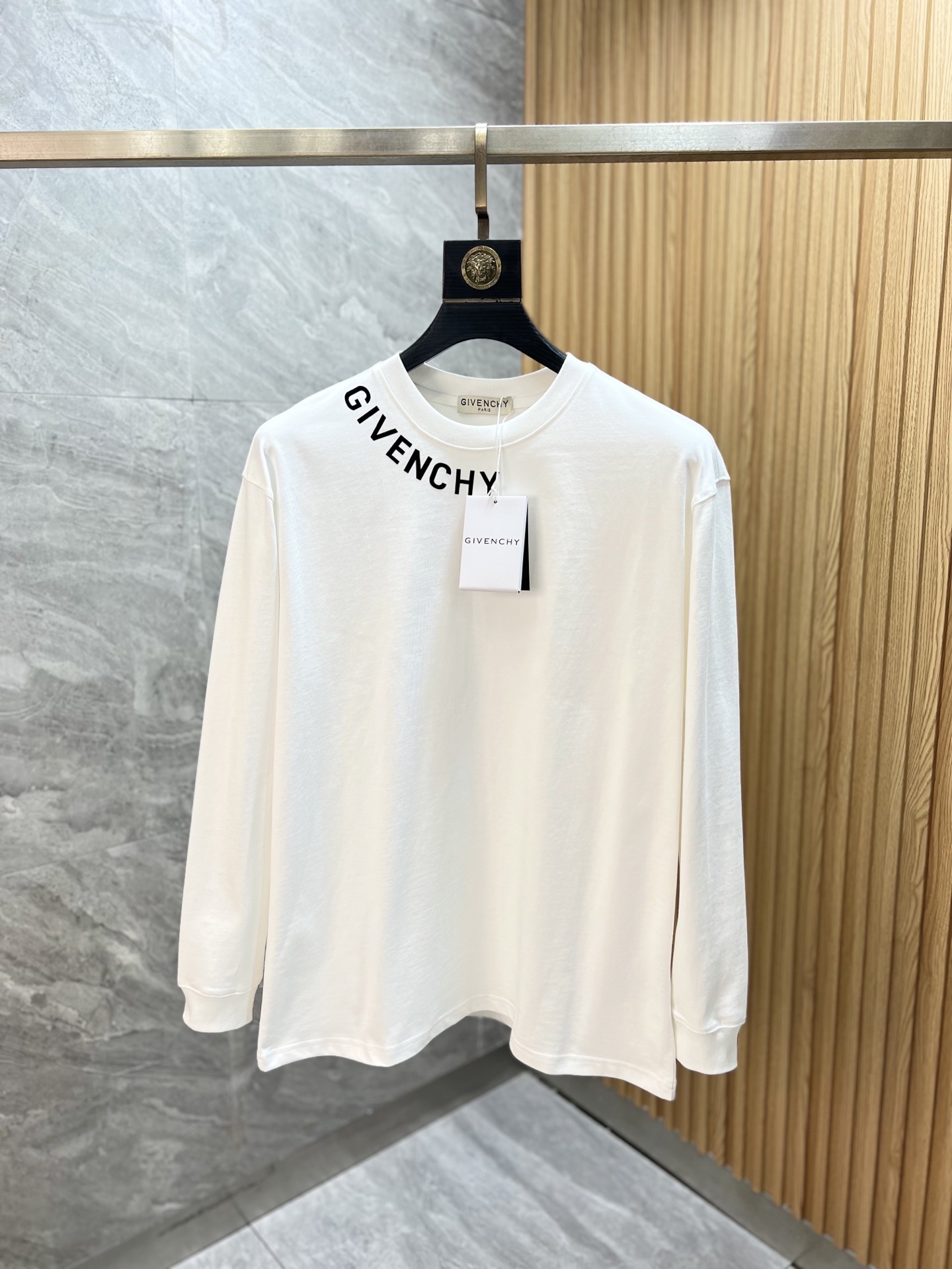 NO:607447,give/Givenchy 2025 autumn and winter new products, complete with three labels, round neck long-sleeved bottoming shirt, good products without too much introduction, look at the details, counter size S-XXL /140, recommended M,,givenchy,givenchy,alexander wang19860909give/纪梵希 2025年秋冬新品上新 三标齐全 圆领长袖打底衫 好货不用过多介绍 看细节 专柜码数S-XXL /140建议M,,givenchy,givenchy,alexander wang,Men's clothing