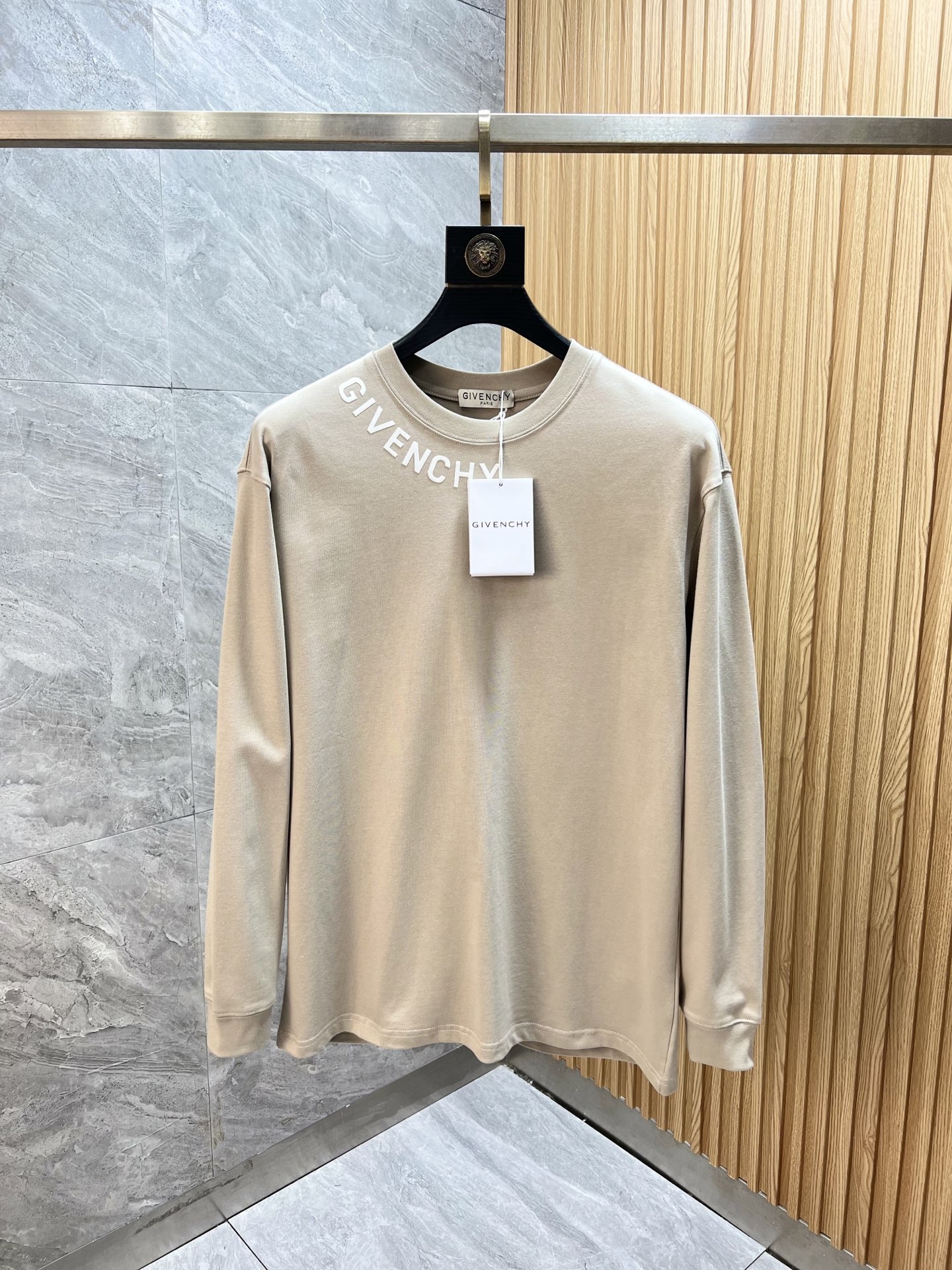 NO:607456,give/Givenchy 2025 autumn and winter new products, complete with three labels, round neck long-sleeved bottoming shirt, good products without too much introduction, look at the details, counter size S-XXL /140, recommended M,,givenchy,givenchy,alexander wang19860909give/纪梵希 2025年秋冬新品上新 三标齐全 圆领长袖打底衫 好货不用过多介绍 看细节 专柜码数S-XXL /140建议M,,givenchy,givenchy,alexander wang,Men's clothing