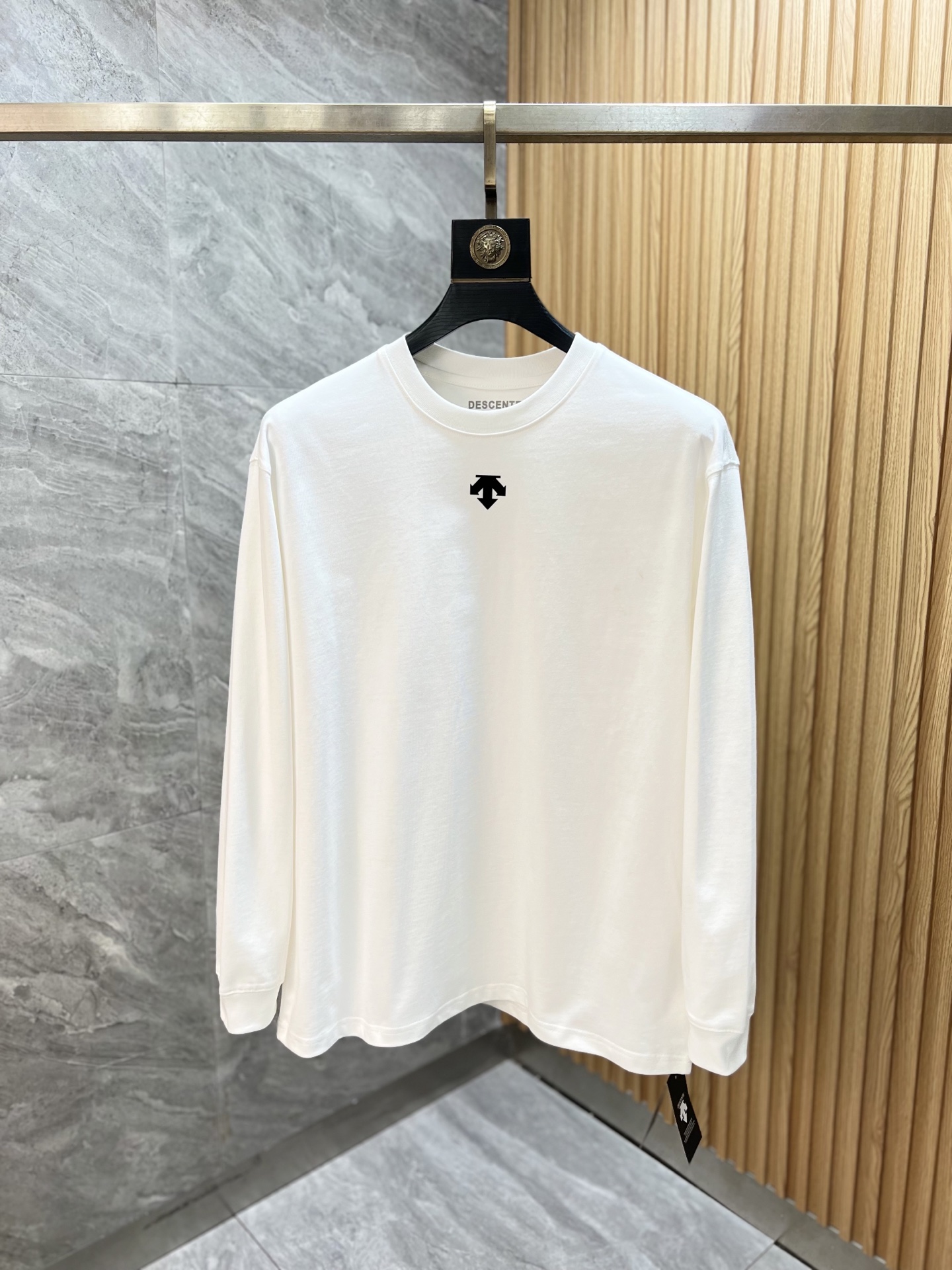 NO:607460,Des/Desante 2025 autumn and winter new products, complete with three labels, round neck long-sleeved bottoming shirt, good product, no need to introduce too much, look at the details, counter size S-XXL /140, recommended M,,alexander wang19860909Des/迪桑特 2025年秋冬新品上新 三标齐全 圆领长袖打底衫 好货不用过多介绍 看细节 专柜码数S-XXL /140建议M,,alexander wang,Men's clothing