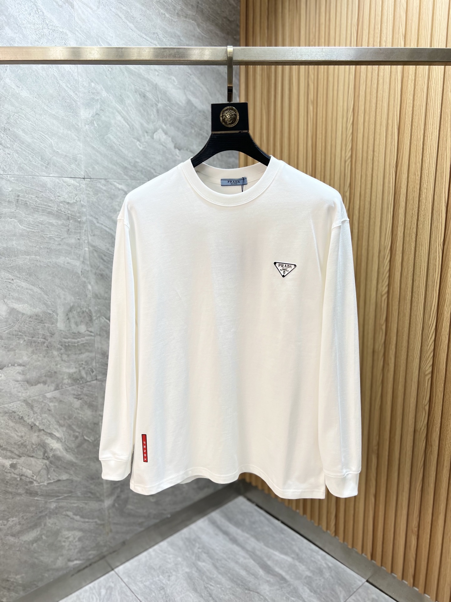 NO:607476,Prada/Prada 2025 new autumn and winter new products, complete with three labels, round neck long-sleeved bottoming shirt, good product without too much introduction, look at the details, counter size S-XXL /140 recommended M,, prada, prada, alexander wang19860909Prada/普拉达 2025年秋冬新品上新 三标齐全 圆领长袖打底衫 好货不用过多介绍 看细节 专柜码数S-XXL /140建议M,,prada,prada,alexander wang,Men's clothing