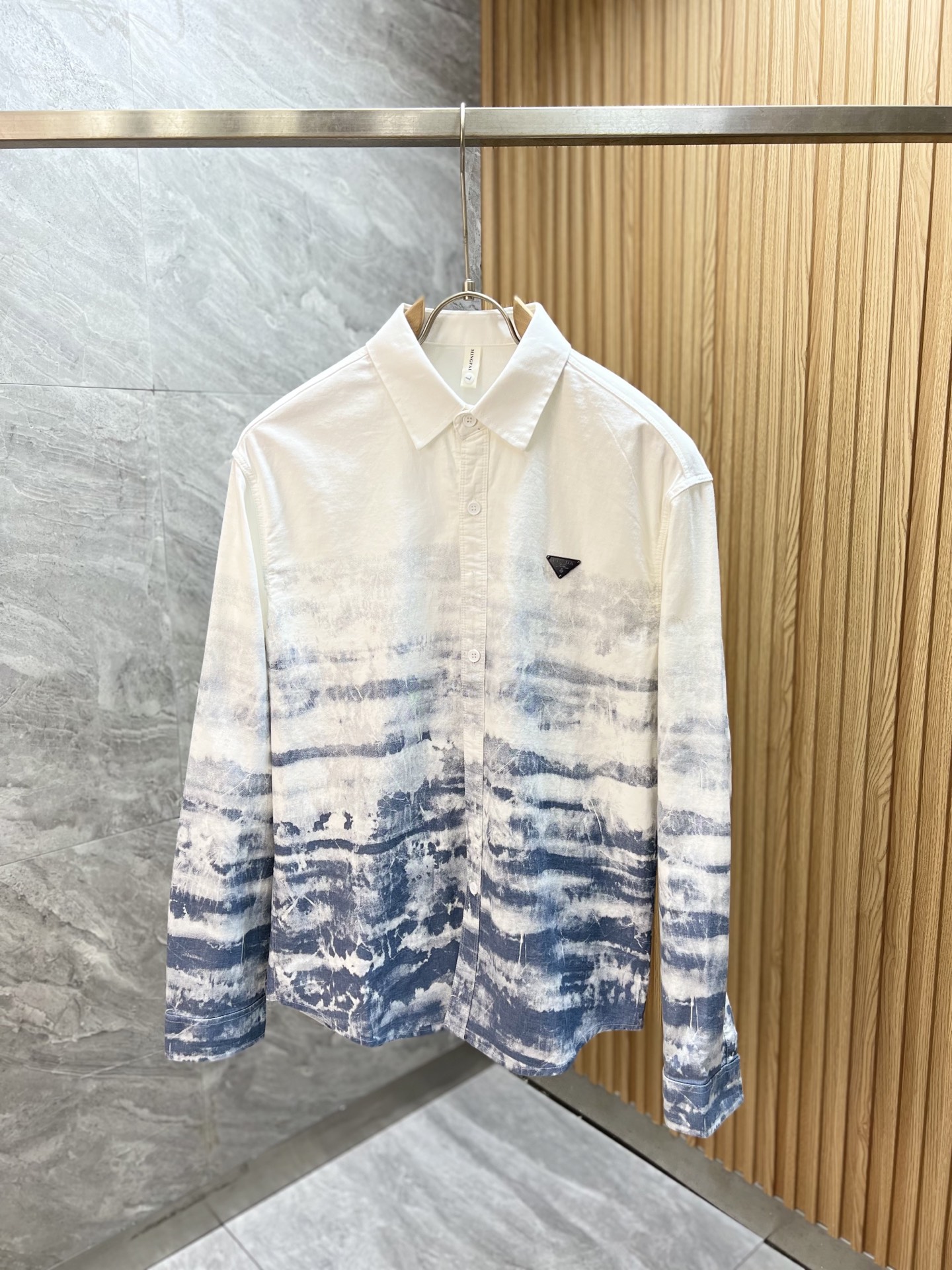 NO:607444,Prada/Prada 2025 new autumn and winter new products, complete with three labels, shirts, good products, no need to introduce too much, look at the details, counter size M-XXXL /140 recommended L,, prada, prada, shirts, alexander wang19860909Prada/普拉达 2025年秋冬新品上新 三标齐全 衬衫 好货不用过多介绍 看细节 专柜码数M-XXXL /140建议L,,prada,prada,shirts,alexander wang,Men's clothing