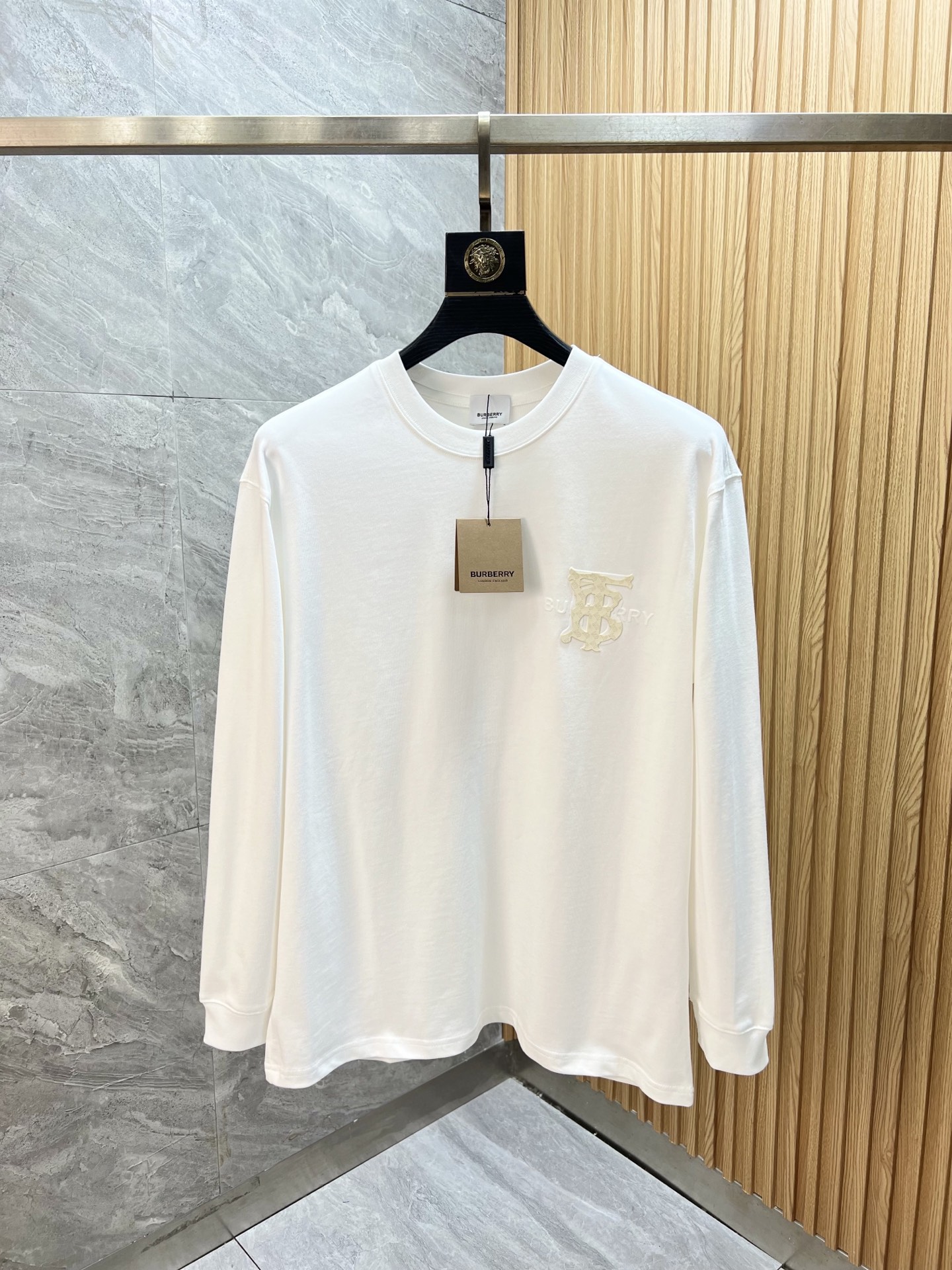 NO:609939,Burberry/Burberry 2025 new autumn and winter new products, complete with three labels, round neck long-sleeved bottoming shirt, good product, no need to introduce too much, look at the details, counter size S-XXL /140 recommended M,, burberry, burberry, alexander wang19860909Burberry/巴宝莉 2025年秋冬新品上新 三标齐全 圆领长袖打底衫 好货不用过多介绍 看细节 专柜码数S-XXL /140建议M,,burberry,burberry,alexander wang,Men's clothing