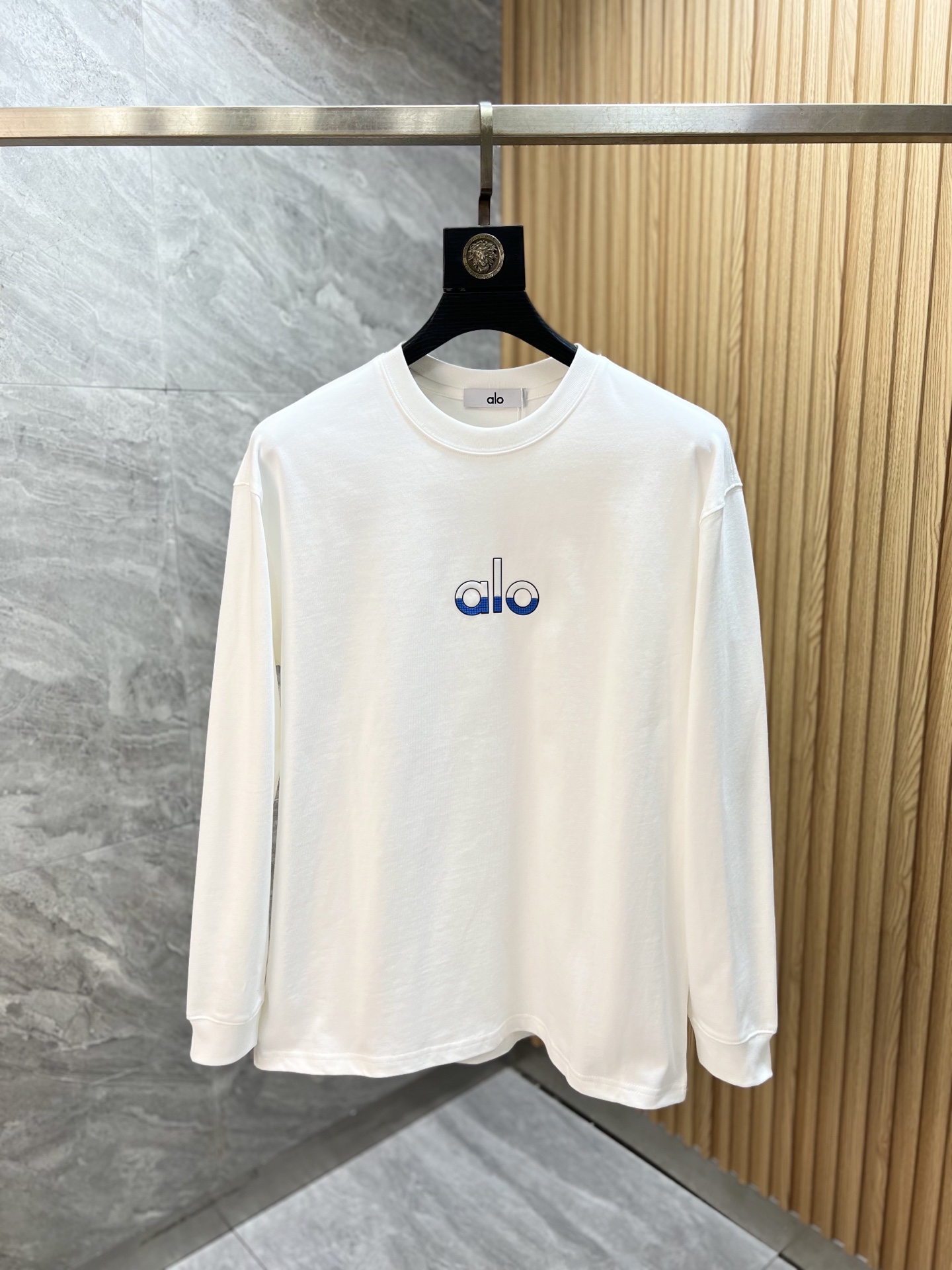 NO:609964,alo 2025 autumn and winter new products, complete with three labels, round neck long-sleeved bottoming shirt, good product, no need to introduce too much, look at the details, counter size S-XXL /140, recommended M,,alexander wang19860909alo 2025年秋冬新品上新 三标齐全 圆领长袖打底衫 好货不用过多介绍 看细节 专柜码数S-XXL /140建议M,,alexander wang,Men's clothing