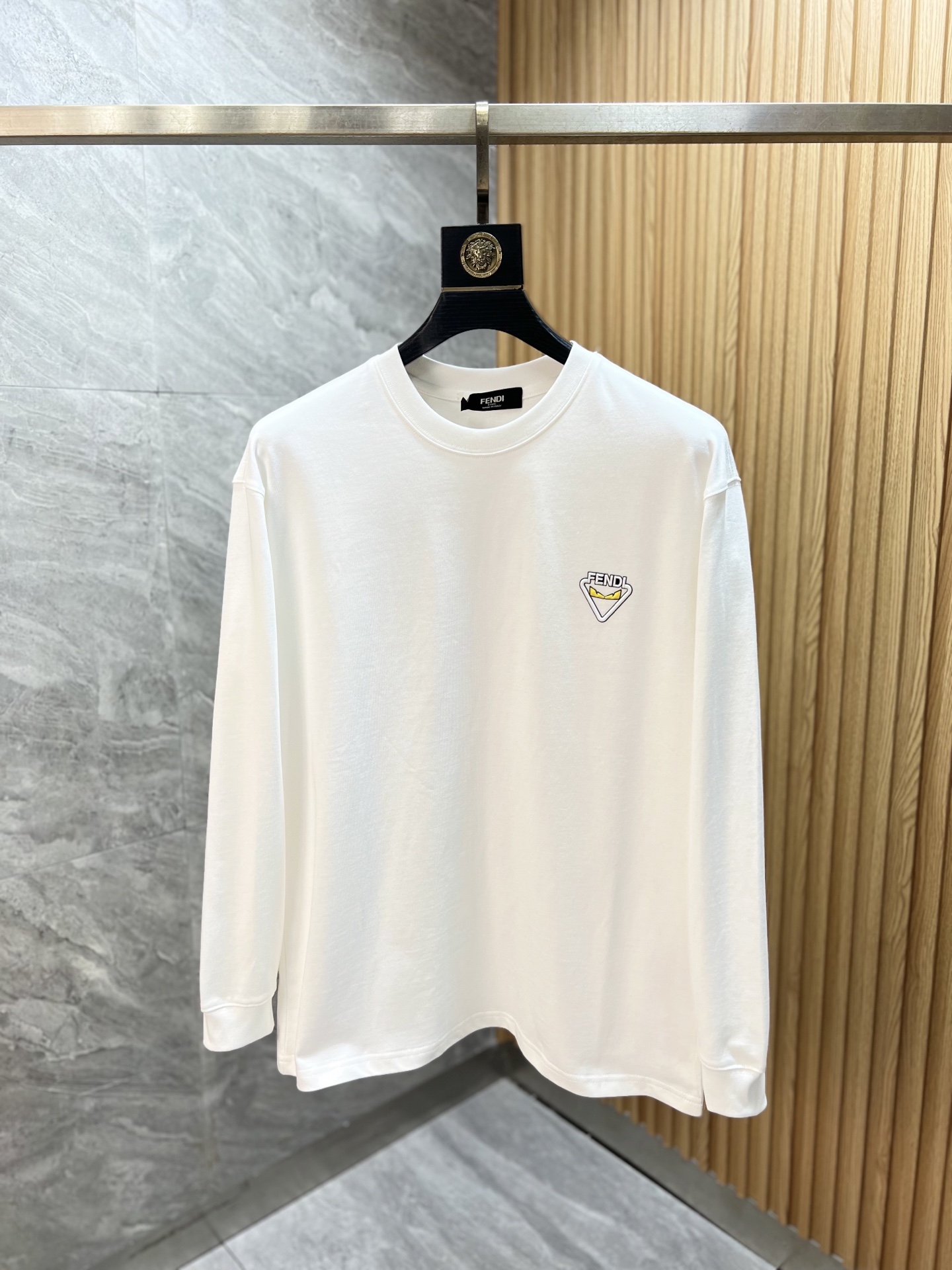NO:609930,Fendi/Fendi 2025 new autumn and winter new products, complete with three labels, round neck long-sleeved bottoming shirt, good product, no need to introduce too much, look at the details, counter size S-XXL /140, recommended M,, fendi, fendi, alexander wang19860909Fendi/芬迪 2025年秋冬新品上新 三标齐全 圆领长袖打底衫 好货不用过多介绍 看细节 专柜码数S-XXL /140建议M,,fendi,fendi,alexander wang,Men's clothing