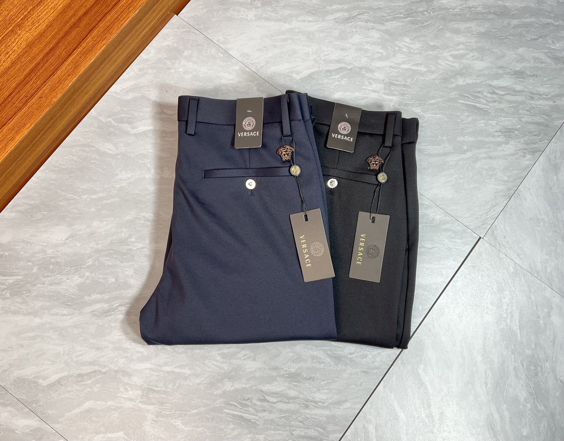 NO:609935,Versace/Versace 2025 autumn and winter new products, complete with three labels, trousers, casual pants, good products, no need to introduce too much, look at the details, counter size 29-38/140, upper body size 32,,versace,versace,alexander wang19860909Versace/范思哲 2025秋冬新品 三标齐全 西裤 休闲裤 好货不用过多介绍 看细节 专柜码数29-38 /140上身32码,,versace,versace,alexander wang,Men's clothing