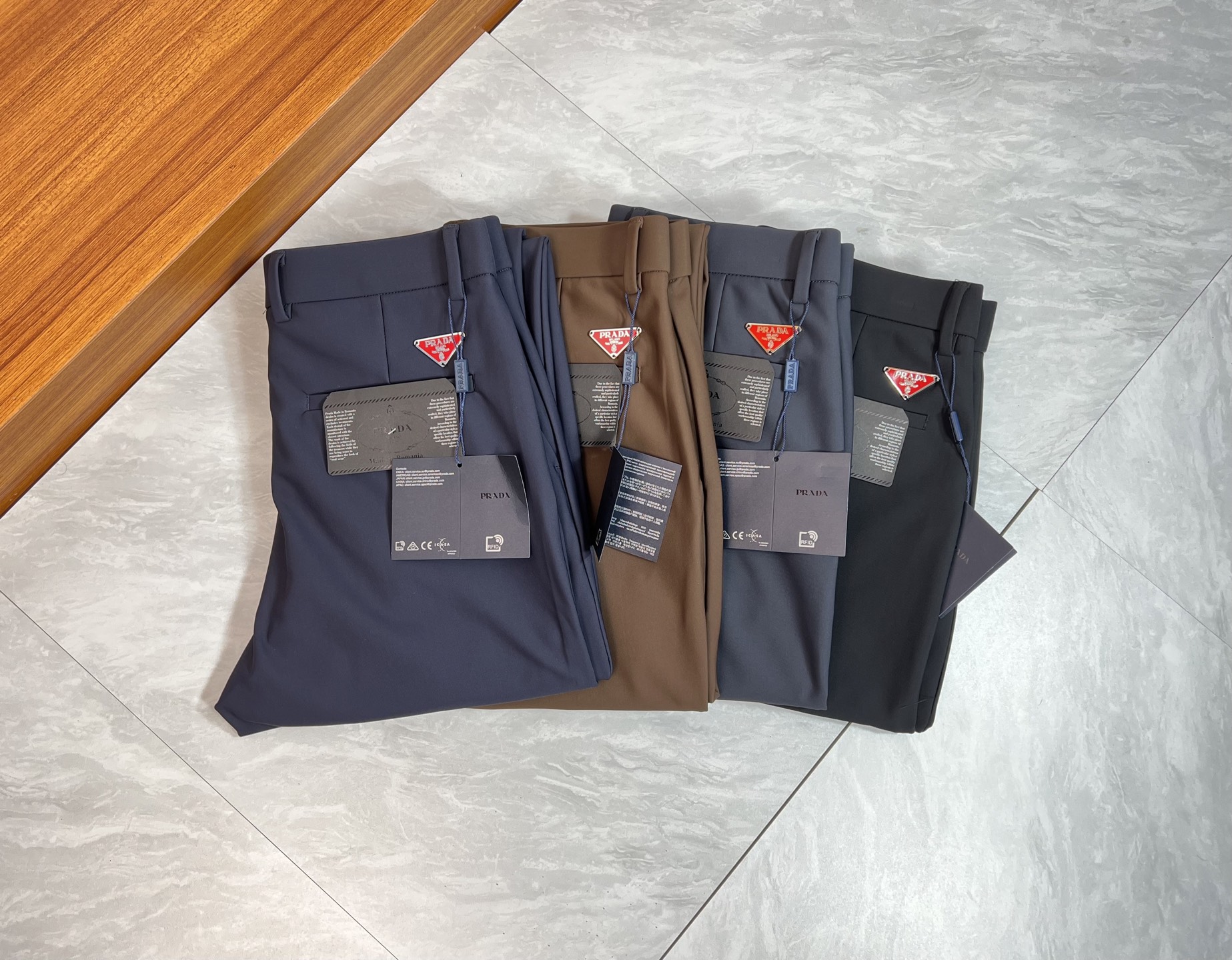 NO:609945,Prada/Prada 2025 autumn and winter new products, complete with three standards, trousers and casual pants. Good products need no introduction. Look at the details. Counter size 29-38/140 upper body size 32, prada, prada, alexander wang19860909Prada/普拉达 2025秋冬新品 三标齐全 西裤 休闲裤 好货不用过多介绍 看细节 专柜码数29-38 /140上身32码,,prada,prada,alexander wang,Men's clothing