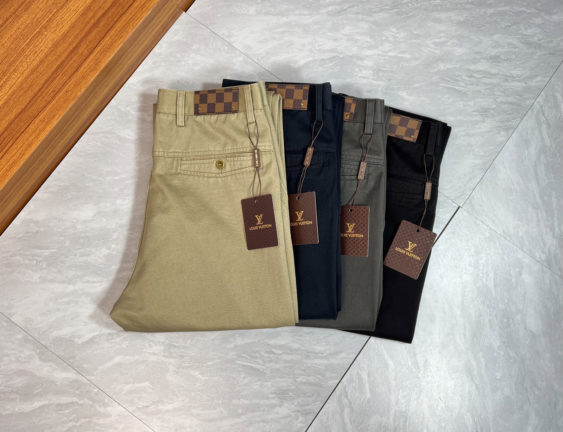 NO:609950,LV/Louis Vuitton 2025 autumn and winter new products, complete with three labels, trousers and casual pants. Good products need no introduction. Look at the details. Counter size 29-38/140 upper body size 32, louis vuitton, louis vuitton, alexander wang19860909LV/路易威登 2025秋冬新品 三标齐全 西裤 休闲裤 好货不用过多介绍 看细节 专柜码数29-38 /140上身32码,,louis vuitton,louis vuitton,alexander wang,Men's clothing