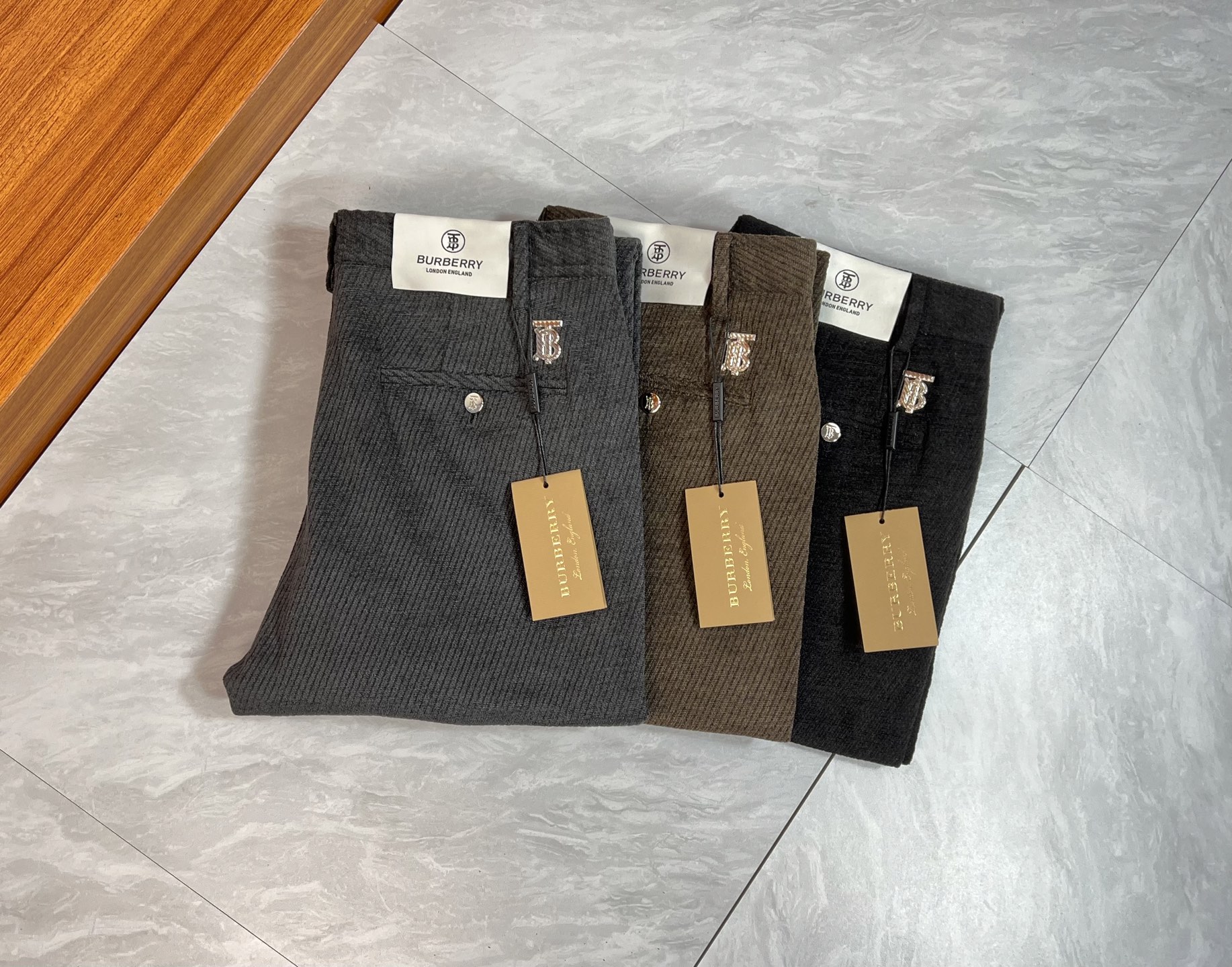 NO:609958,Burberry/Burberry 2025 autumn and winter new products, complete with three labels, trousers, casual pants, good products, no need to introduce too much, look at the details, counter size 29-38/140, upper body size 32,, burberry, burberry, alexander wang19860909Burberry/巴宝莉 2025秋冬新品 三标齐全 西裤 休闲裤 好货不用过多介绍 看细节 专柜码数29-38 /140上身32码,,burberry,burberry,alexander wang,Men's clothing