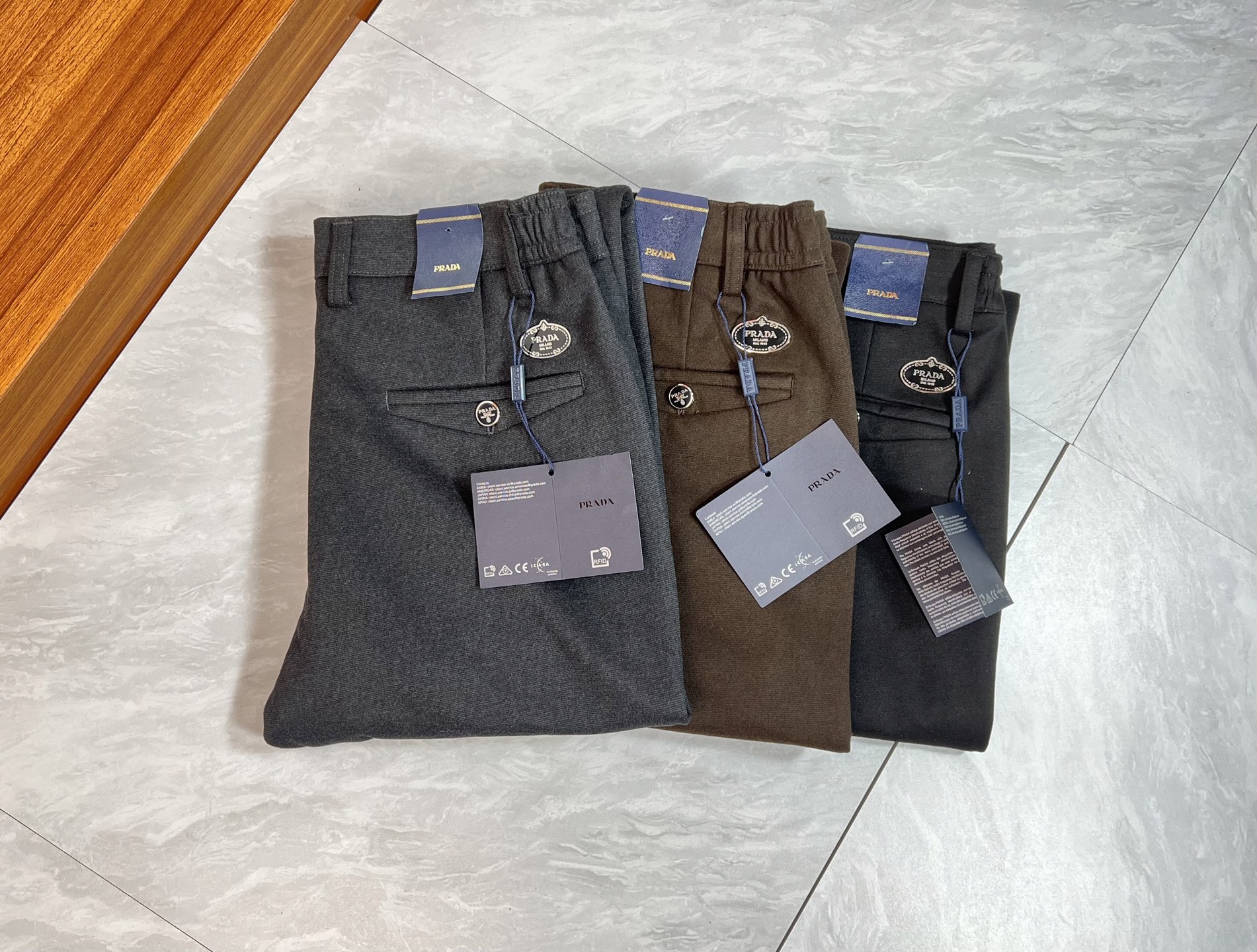 NO:609962,Prada/Prada 2025 autumn and winter new products, complete with three standards, trousers and casual pants. Good products need no introduction. Look at the details. Counter size 29-38/140 upper body size 32, prada, prada, alexander wang19860909Prada/普拉达 2025秋冬新品 三标齐全 西裤 休闲裤 好货不用过多介绍 看细节 专柜码数29-38 /140上身32码,,prada,prada,alexander wang,Men's clothing
