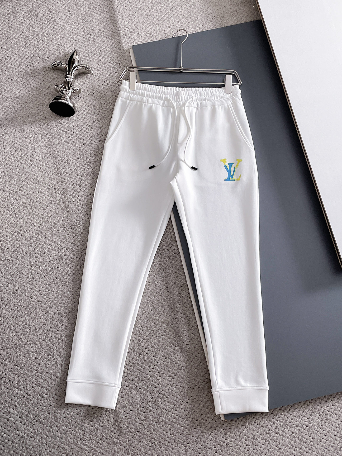 NO:609895,LV/Louis Vuitton's 2025 popular casual pants are highly elastic, slimming, simple and versatile, with fine workmanship, and you can see the care in every stitch. They are loved by many celebrities and Internet celebrities to lengthen the body proportions!  Slightly elastic ^_^Comfortable fabric Details Body size M-3XL,,louis vuitton,louis vuitton,alexander wang19860909LV/路易威登 2025爆款休闲裤 高弹显瘦必爆简约百搭爆款,做工精细,每一针都看得到用心,超多明星网红最爱 拉长身材比例哦！微弹 ^_^舒适面料 细节体码数M-3XL,,louis vuitton,louis vuitton,alexander wang,Men's clothing