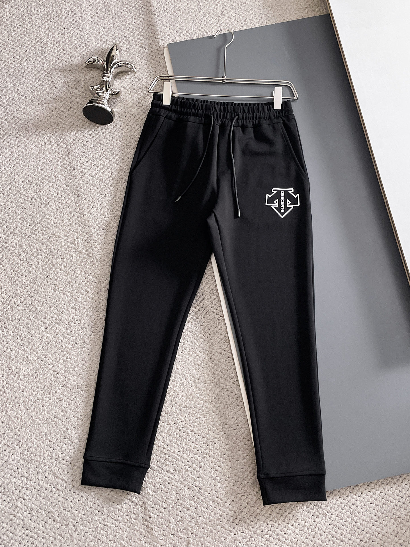 NO:609898,Des/Desante 2025 popular casual pants, high elasticity, slimming, simple and versatile, popular style, fine workmanship, every stitch can be seen attentive, favorite of many celebrities and Internet celebrities, elongating body proportions!  Slightly elastic ^_^Comfortable fabric Details Body size M-3XL,,alexander wang19860909Des/迪桑特 2025爆款休闲裤 高弹显瘦必爆简约百搭爆款,做工精细,每一针都看得到用心,超多明星网红最爱 拉长身材比例哦！微弹 ^_^舒适面料 细节体码数M-3XL,,alexander wang,Men's clothing