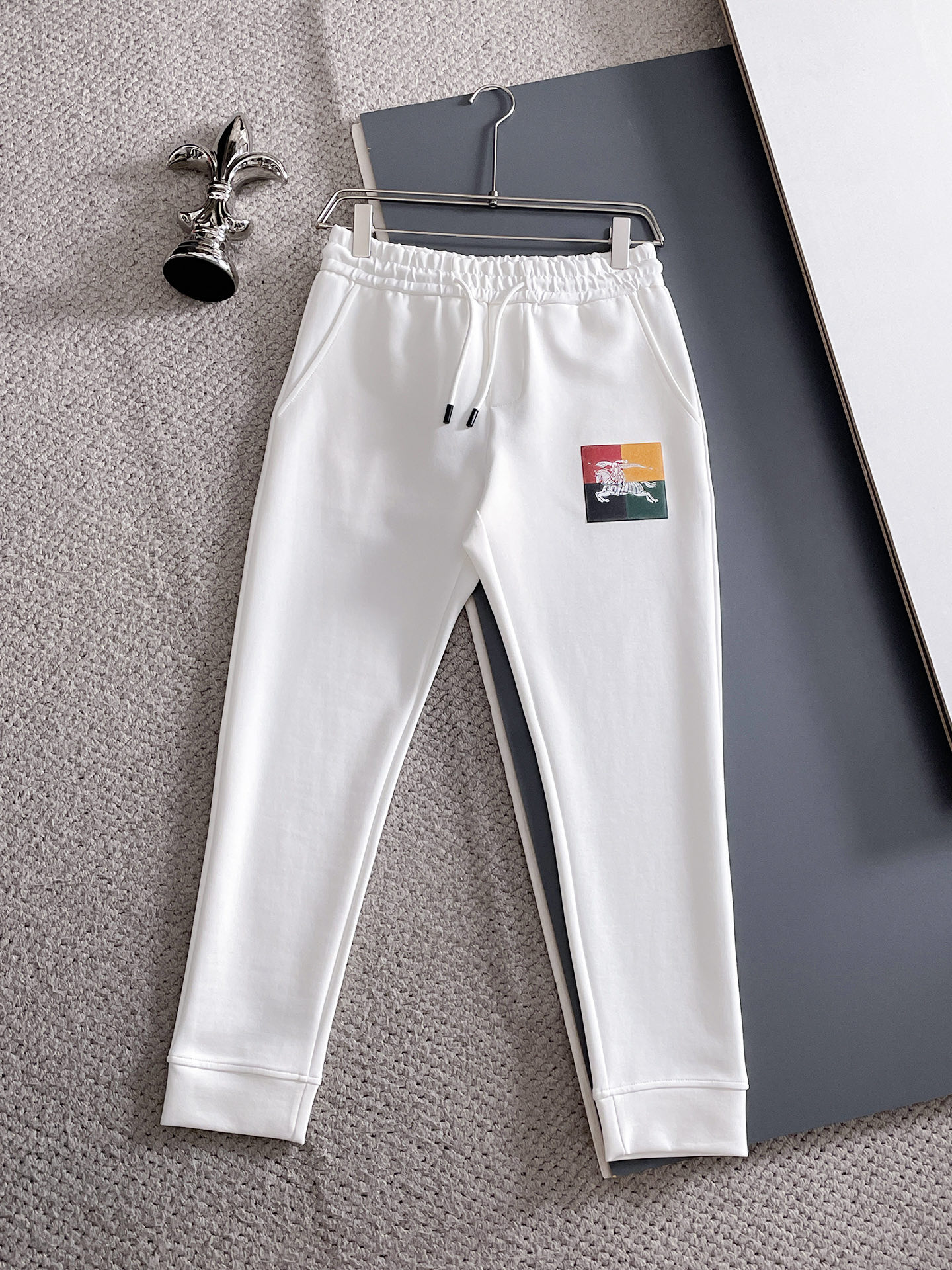 NO:609920,Burberry/Burberry's 2025 popular casual pants are highly elastic, slimming, simple and versatile, with fine workmanship and attention to every stitch. They are loved by many celebrities and internet celebrities to lengthen the body proportions!  Slightly elastic ^_^Comfortable fabric Details Body size M-3XL,,burberry,burberry,alexander wang19860909Burberry/巴宝莉 2025爆款休闲裤 高弹显瘦必爆简约百搭爆款,做工精细,每一针都看得到用心,超多明星网红最爱 拉长身材比例哦！微弹 ^_^舒适面料 细节体码数M-3XL,,burberry,burberry,alexander wang,Men's clothing