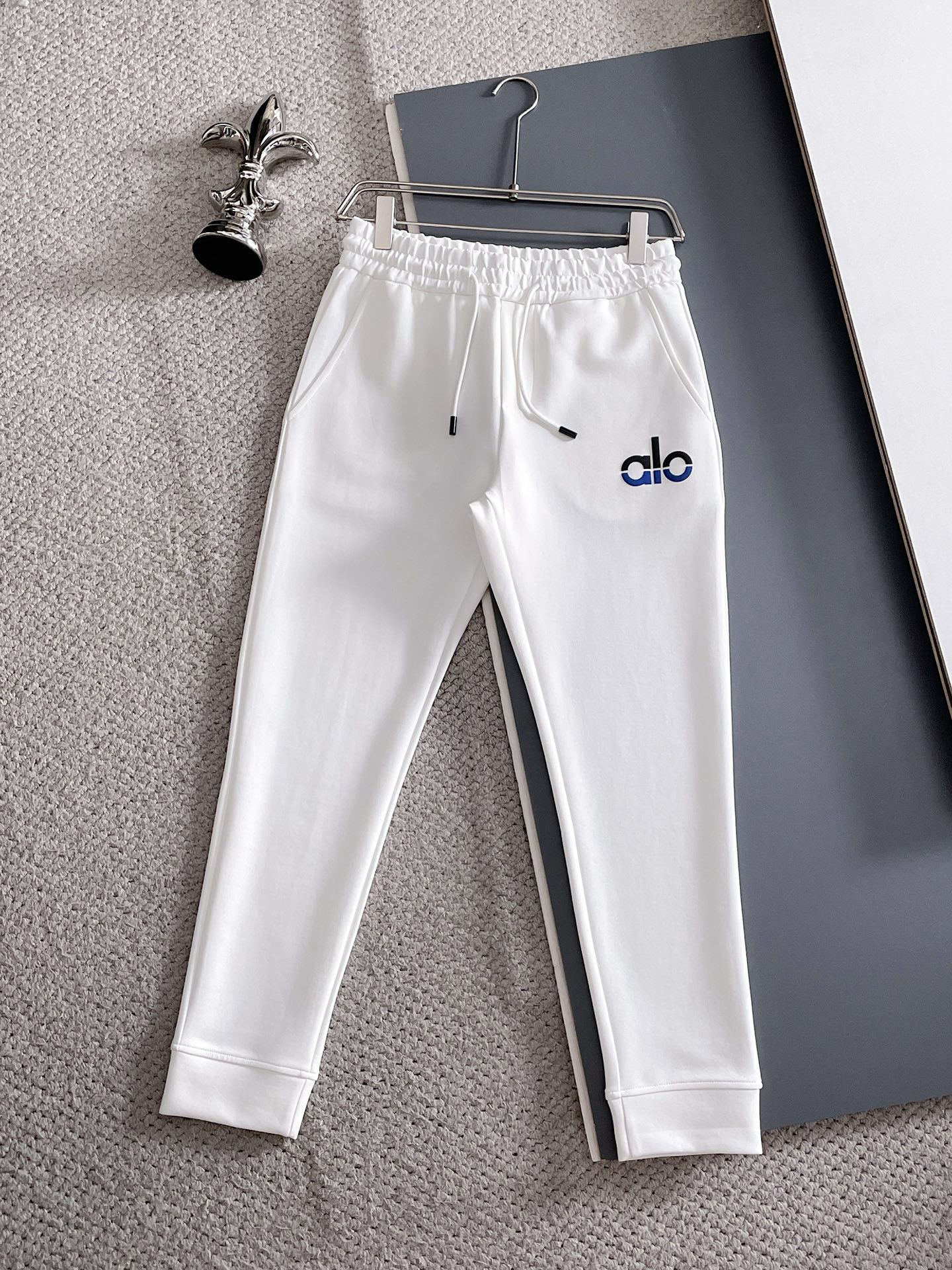 NO:609881,alo's 2025 popular casual pants. High elasticity, slimming, simple and versatile. The workmanship is fine and the care can be seen in every stitch. It is the favorite of many celebrities and Internet celebrities. It lengthens the body proportions!  Slightly elastic ^_^Comfortable fabric Details Body size M-3XL,,,alexander wang19860909alo 2025爆款休闲裤 高弹显瘦必爆简约百搭爆款,做工精细,每一针都看得到用心,超多明星网红最爱 拉长身材比例哦！微弹 ^_^舒适面料 细节体码数M-3XL,,,alexander wang,Men's clothing