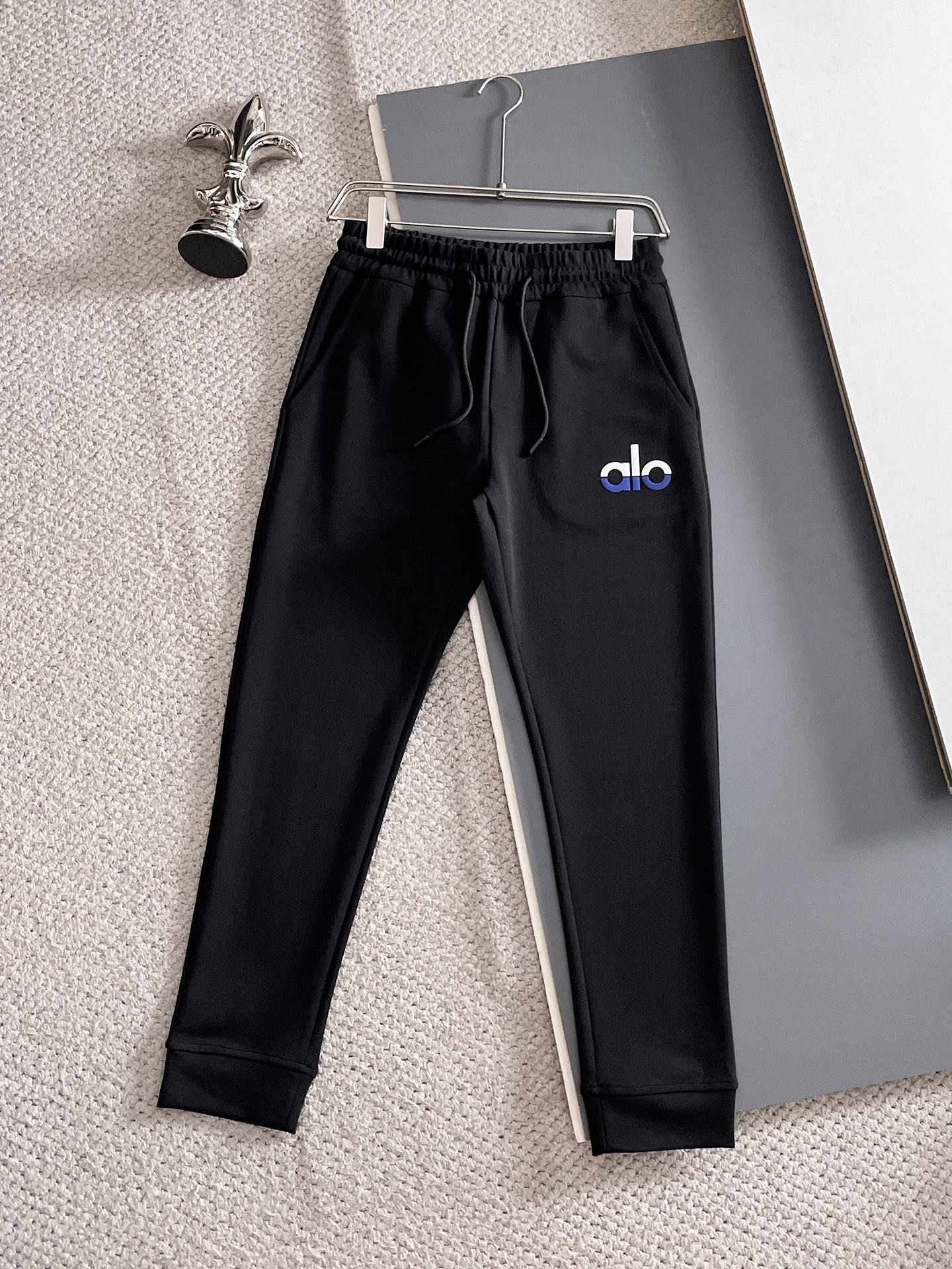 NO:609876,alo's 2025 popular casual pants. High elasticity, slimming, simple and versatile. The workmanship is fine and the care can be seen in every stitch. It is the favorite of many celebrities and Internet celebrities. It lengthens the body proportions!  Slightly elastic ^_^Comfortable fabric Details Body size M-3XL,,alexander wang19860909alo 2025爆款休闲裤 高弹显瘦必爆简约百搭爆款,做工精细,每一针都看得到用心,超多明星网红最爱 拉长身材比例哦！微弹 ^_^舒适面料 细节体码数M-3XL,,alexander wang,Men's clothing