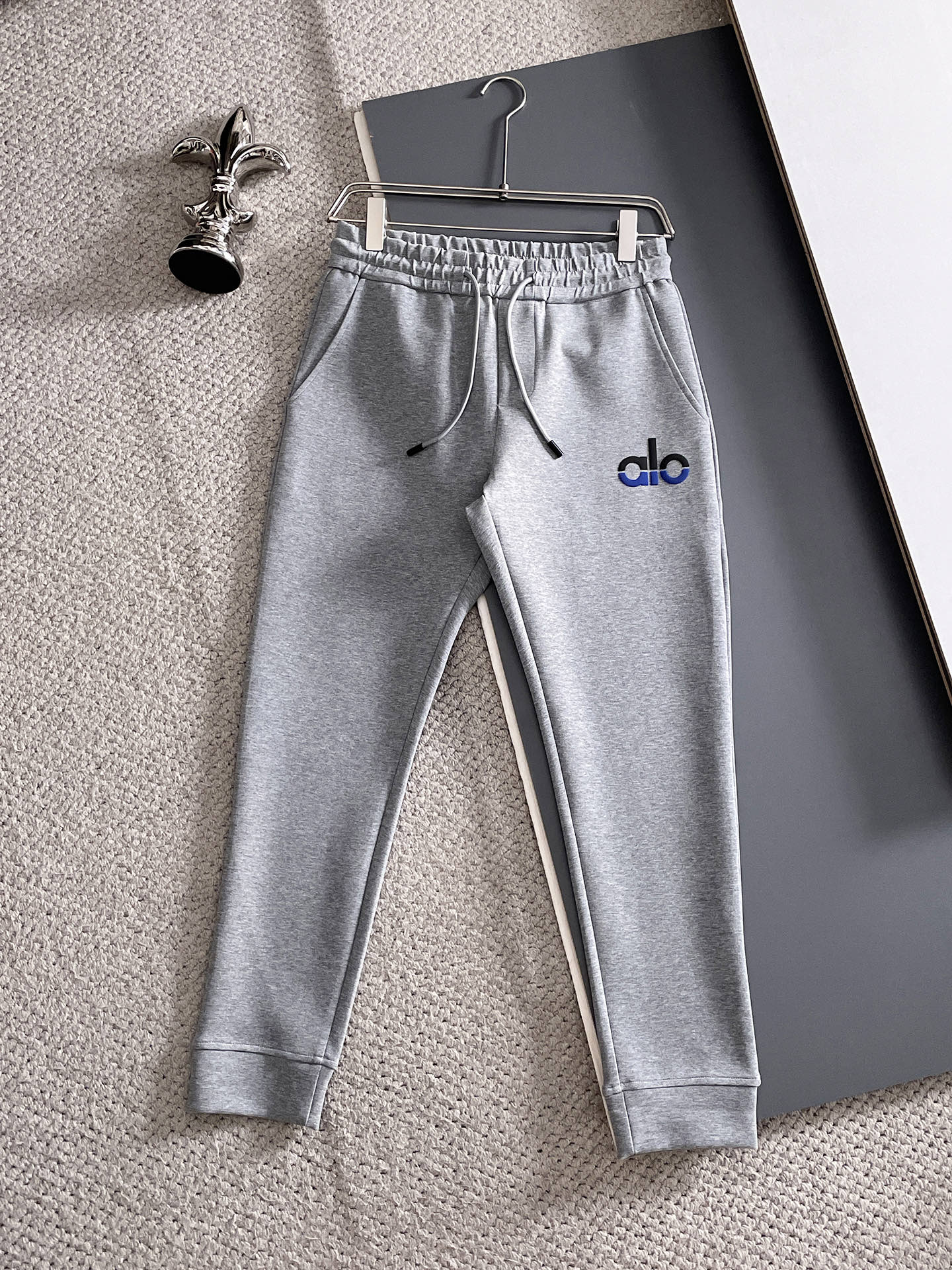 NO:609886,alo's 2025 popular casual pants. High elasticity, slimming, simple and versatile. The workmanship is fine and the care can be seen in every stitch. It is the favorite of many celebrities and Internet celebrities. It lengthens the body proportions!  Slightly elastic ^_^Comfortable fabric Details Body size M-3XL,,alexander wang19860909alo 2025爆款休闲裤 高弹显瘦必爆简约百搭爆款,做工精细,每一针都看得到用心,超多明星网红最爱 拉长身材比例哦！微弹 ^_^舒适面料 细节体码数M-3XL,,alexander wang,Men's clothing