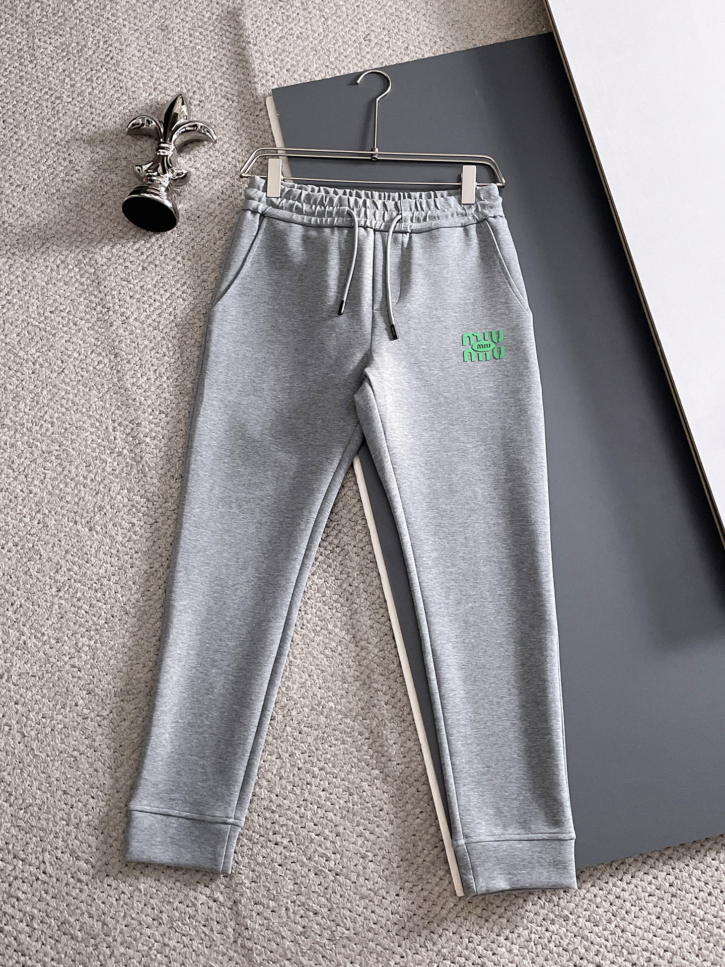 NO:609891,MiuMiu's 2025 popular casual pants, high elasticity, slimming, simple and versatile, the workmanship is fine, and the care can be seen in every stitch. It is the favorite of many celebrities and Internet celebrities to lengthen the body proportions!  Slightly elastic ^_^Comfortable fabric Details Body size M-3XL,,miumiu,alexander wang19860909MiuMiu 2025爆款休闲裤 高弹显瘦必爆简约百搭爆款,做工精细,每一针都看得到用心,超多明星网红最爱 拉长身材比例哦！微弹 ^_^舒适面料 细节体码数M-3XL,,miumiu,alexander wang,Men's clothing