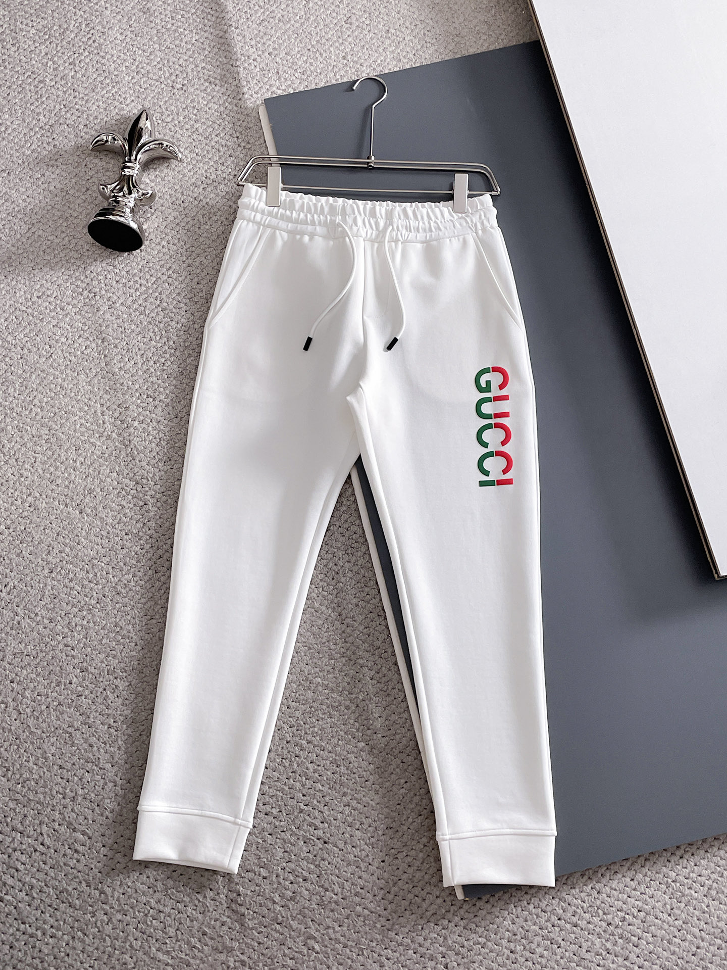 NO:609896,Gucci/Gucci 2025 popular casual pants, high elasticity, slimming, simple and versatile, popular style, fine workmanship, every stitch can be seen attentiveness, favorite of many celebrities and Internet celebrities, elongating body proportions!  Slightly elastic ^_^Comfortable fabric Details Body size M-3XL,,gucci,alexander wang19860909Gucci/古奇 2025爆款休闲裤 高弹显瘦必爆简约百搭爆款,做工精细,每一针都看得到用心,超多明星网红最爱 拉长身材比例哦！微弹 ^_^舒适面料 细节体码数M-3XL,,gucci,alexander wang,Men's clothing