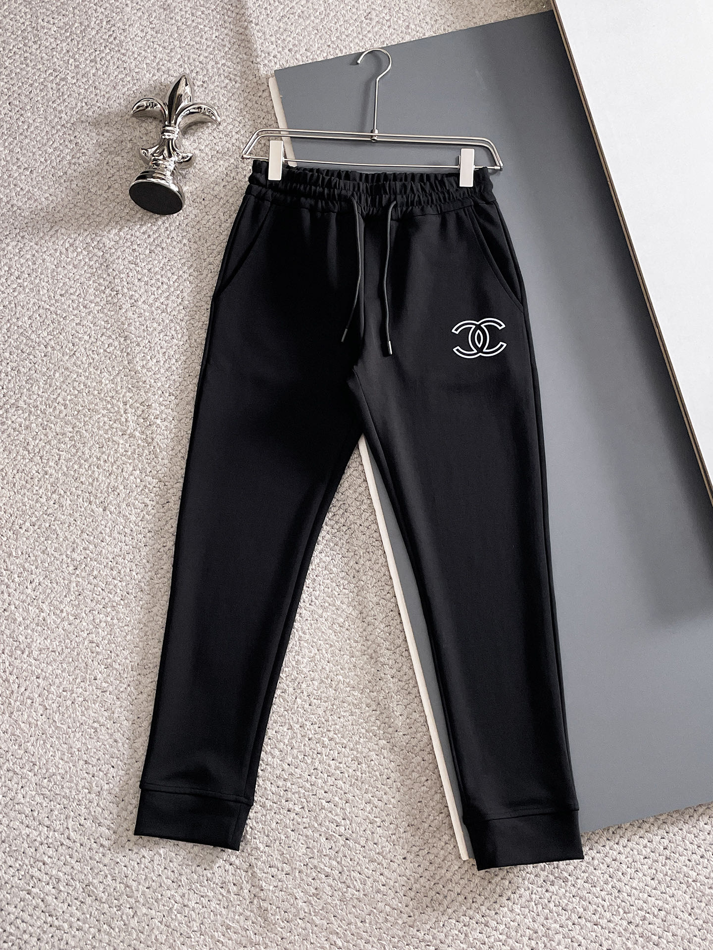 NO:609899,Charlie/Chanel's 2025 popular casual pants are a must-have for slimming and high elasticity. They are simple and versatile. They are made with fine workmanship and you can see the care in every stitch. They are favorites of many celebrities and Internet celebrities. They lengthen the body proportions!  Slightly elastic ^_^Comfortable fabric Details Body size M-3XL,,chanel,alexander wang19860909Charlie/香奈儿 2025爆款休闲裤 高弹显瘦必爆简约百搭爆款,做工精细,每一针都看得到用心,超多明星网红最爱 拉长身材比例哦！微弹 ^_^舒适面料 细节体码数M-3XL,,chanel,alexander wang,Men's clothing