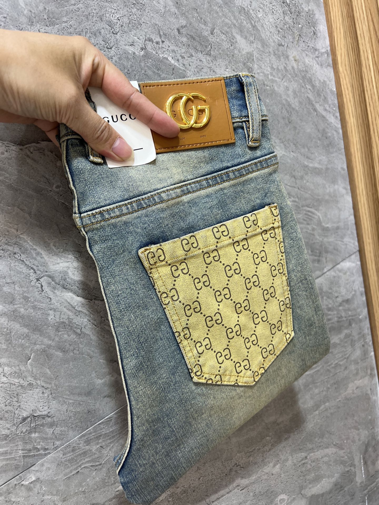 NO:611997,Gucci/Gucci 2025 autumn and winter new products, complete with three labels, jeans, good products, no need to introduce too much, look at the details, counter size 29-38/140 upper body size 32,,gucci,jeans,alexander wang19860909Gucci/古奇 2025秋冬新品 三标齐全 牛仔裤 好货不用过多介绍 看细节 专柜码数29-38 /140上身32码,,gucci,jeans,alexander wang,Men's clothing