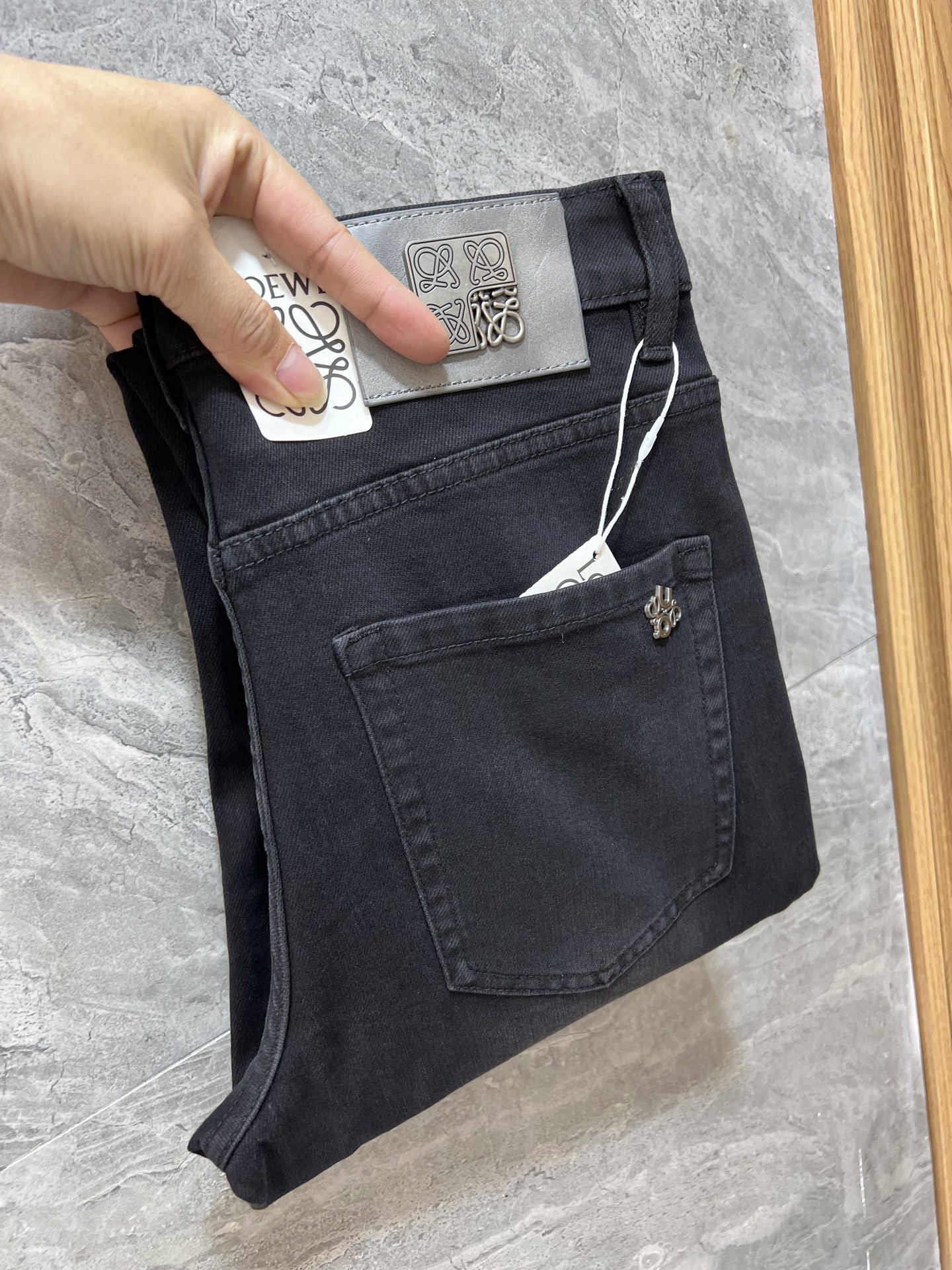 NO:612013,Loewe/Luoyiwei 2025 autumn and winter new products, complete with three labels, jeans, good products, no need to introduce too much, look at the details, counter size 29-38/140 upper body size 32,,loewe,loewe,jeans,alexander wang19860909Loewe/罗意威 2025秋冬新品 三标齐全 牛仔裤 好货不用过多介绍 看细节 专柜码数29-38 /140上身32码,,loewe,loewe,jeans,alexander wang,Men's clothing