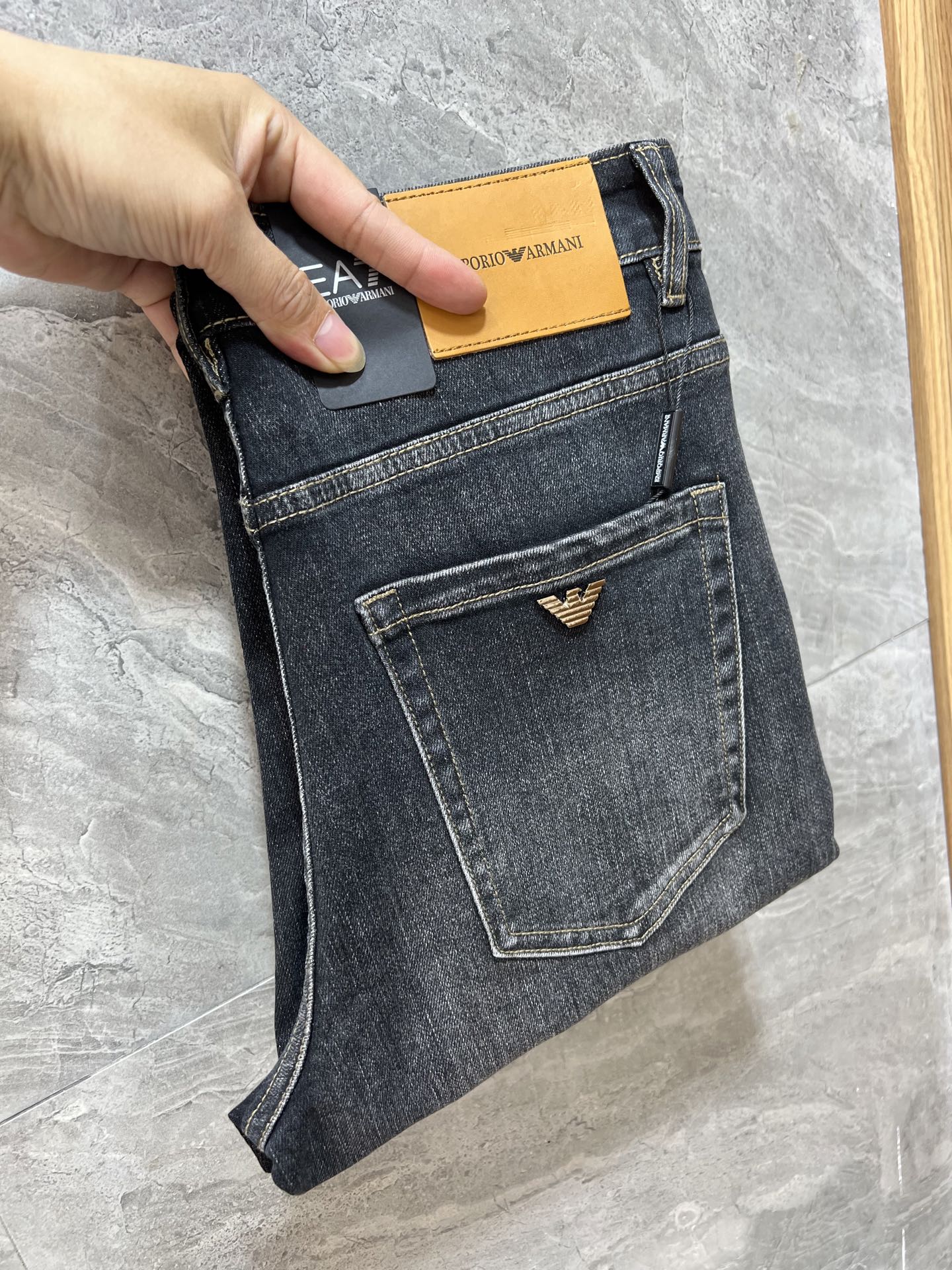 NO:612022,Armani/Armani 2025 autumn and winter new products, complete with three labels, jeans, good products, no need to introduce too much, look at the details, counter size 29-38/140, upper body size 32,,armani,armani,jeans,alexander wang19860909Armani/阿玛尼 2025秋冬新品 三标齐全 牛仔裤 好货不用过多介绍 看细节 专柜码数29-38 /140上身32码,,armani,armani,jeans,alexander wang,Men's clothing