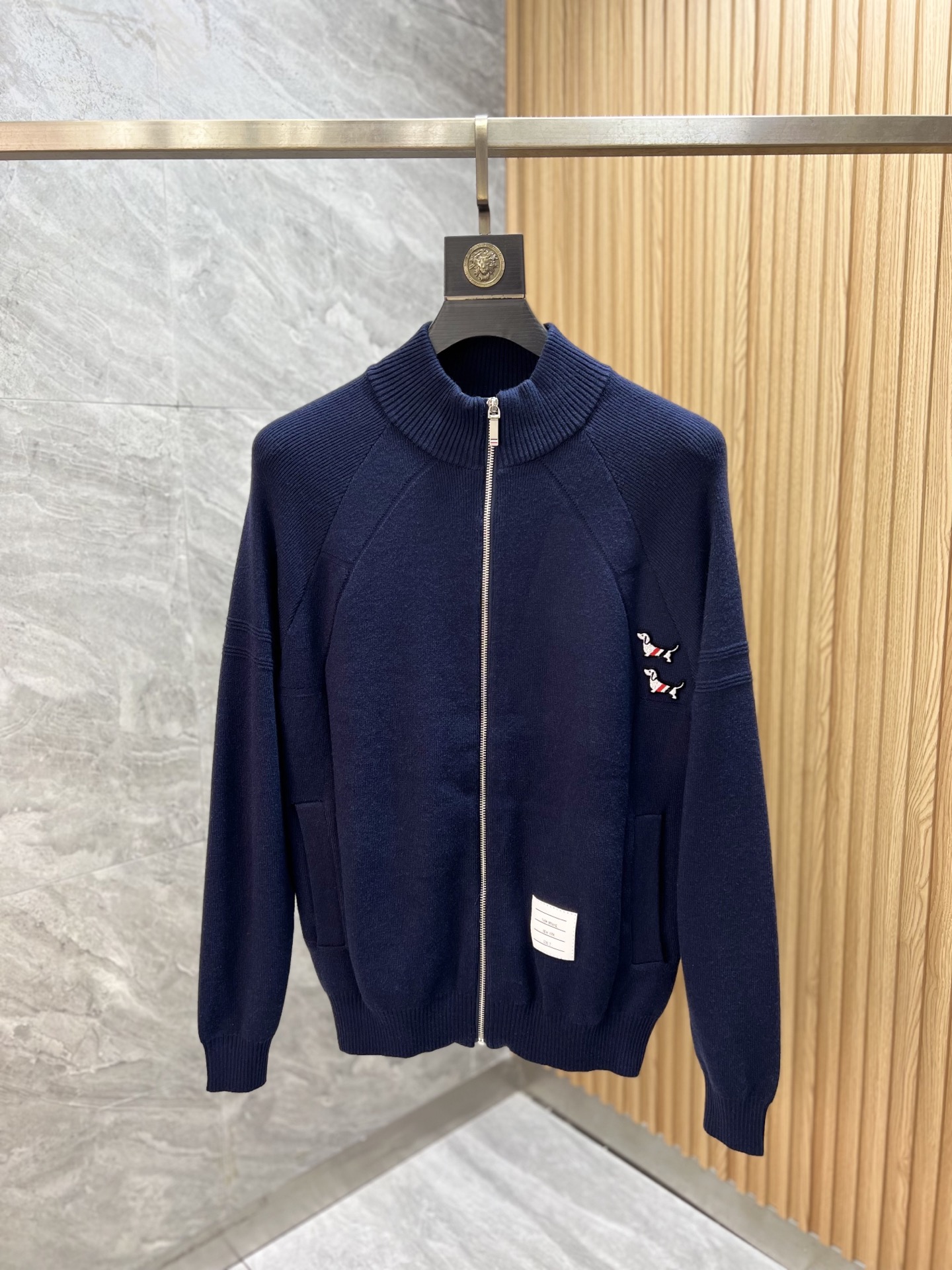 NO:612023,TB 2025 autumn and winter new products, complete with three labels, cardigans and sweaters. Good products, no need to introduce too much. Look at the details. Counter size M-XXXL 175/140. Recommend L,,alexander wang19860909TB 2025年秋冬新品上新 三标齐全 开衫羊毛衫 好货不用过多介绍 看细节 专柜码数M-XXXL 175/140建议L,,alexander wang,Men's clothing