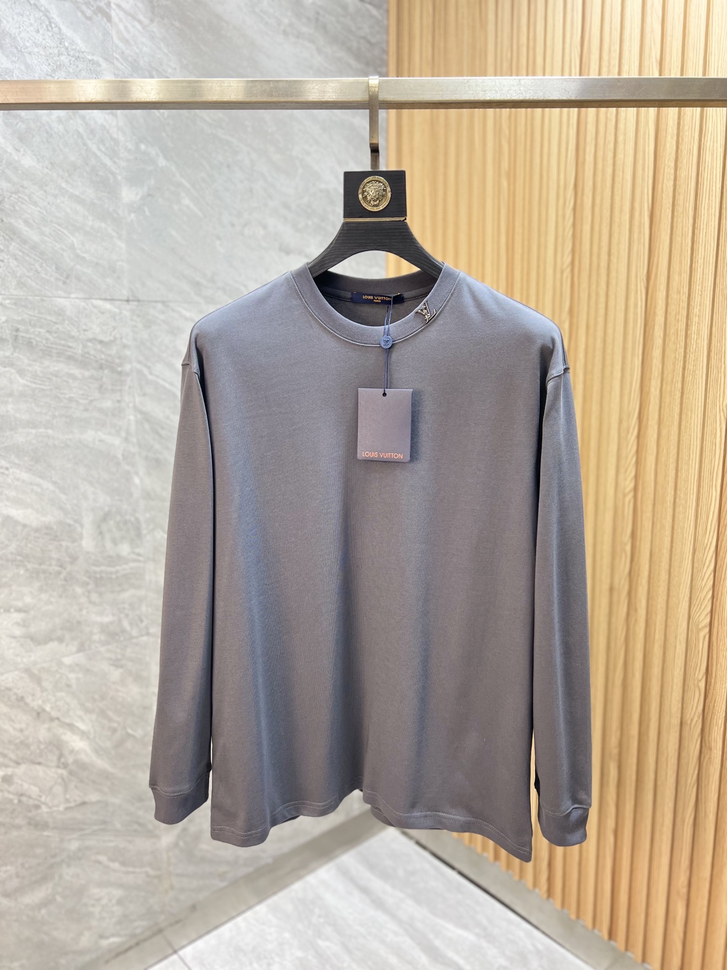 NO:612035,LV/Louis Vuitton 2025 autumn and winter new products, complete with three labels, round neck long-sleeved bottoming shirt, good product, no need to introduce too much, look at the details, counter size M-XXXL 175/140, recommended L,, louis vuitton, louis vuitton, alexander wang19860909LV/路易威登 2025年秋冬新品上新 三标齐全 圆领长袖打底衫 好货不用过多介绍 看细节 专柜码数M-XXXL 175/140建议L,,louis vuitton,louis vuitton,alexander wang,Men's clothing