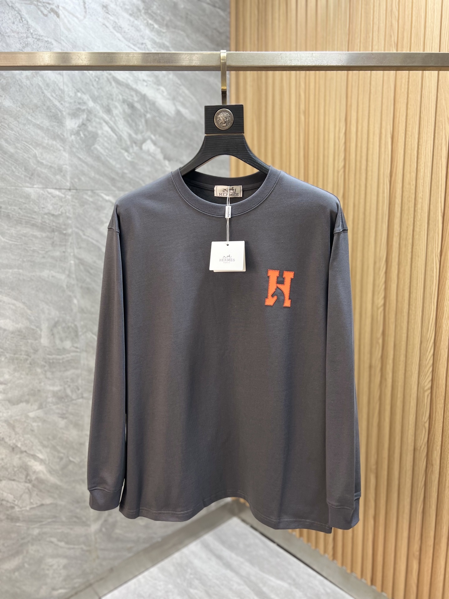 NO:612045,Hermes/Hermès 2025 autumn and winter new products, complete with three labels, round neck long-sleeved bottoming shirt, good product, no need to introduce too much, look at the details, counter size M-XXXL 175/140, recommended L,,hermes,hermes,alexander wang19860909Hermes/爱马仕 2025年秋冬新品上新 三标齐全 圆领长袖打底衫 好货不用过多介绍 看细节 专柜码数M-XXXL 175/140建议L,,hermes,hermes,alexander wang,Men's clothing