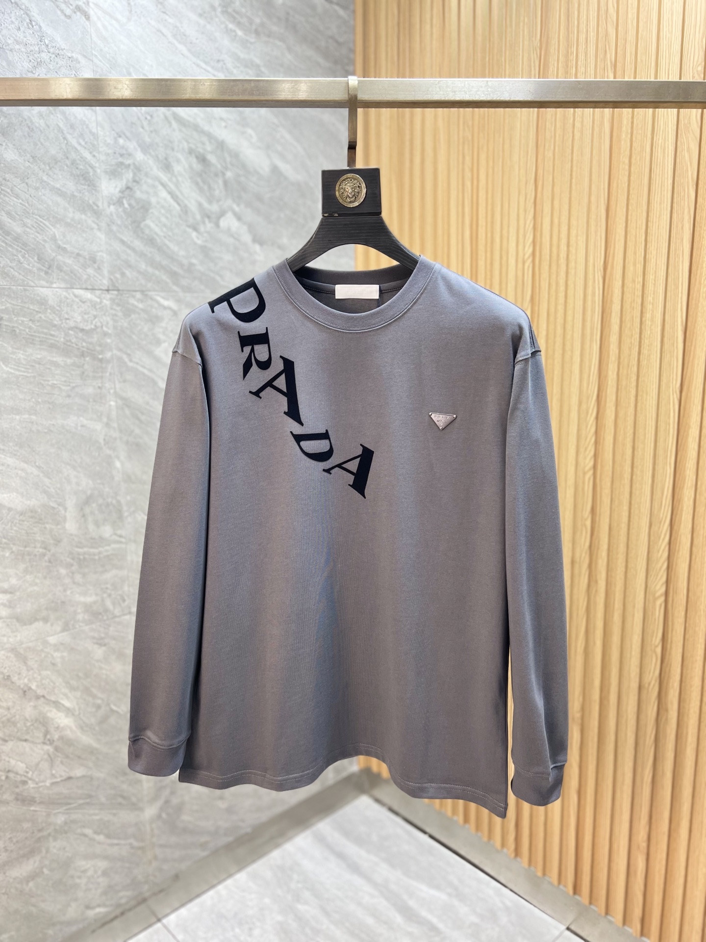 NO:612051,Prada/Prada 2025 new autumn and winter new products, complete with three labels, round neck long-sleeved bottoming shirt, good product, no need to introduce too much, look at the details, counter size M-XXXL 175/140, recommended L,, prada, prada, alexander wang19860909Prada/普拉达 2025年秋冬新品上新 三标齐全 圆领长袖打底衫 好货不用过多介绍 看细节 专柜码数M-XXXL 175/140建议L,,prada,prada,alexander wang,Men's clothing