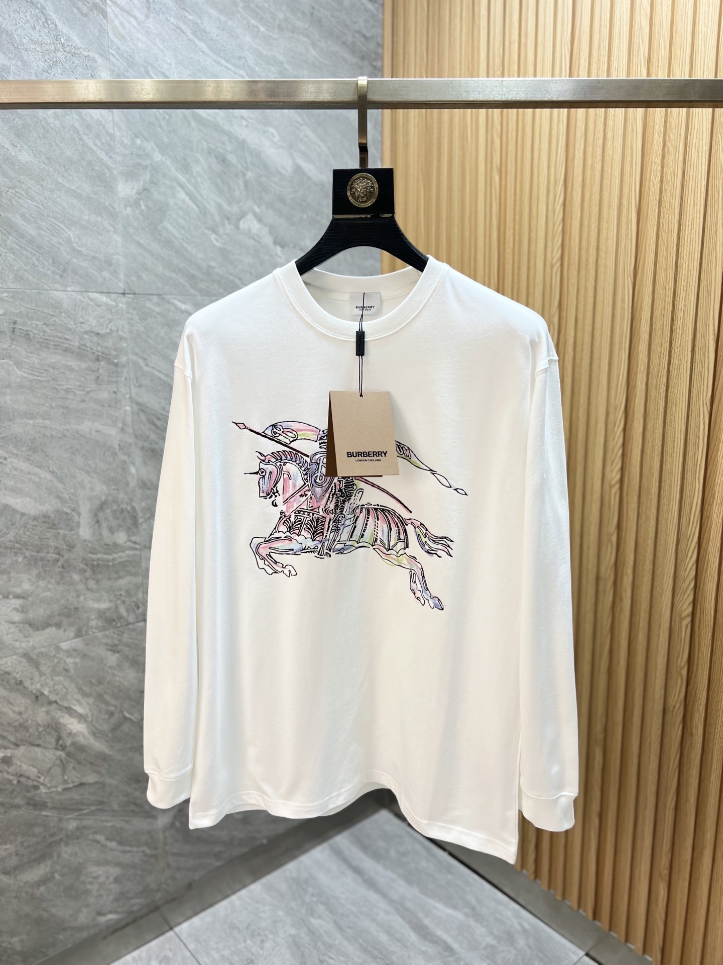 NO:614173,Burberry/Burberry 2025 new autumn and winter new products, complete with three labels, round neck long-sleeved bottoming shirt, good product, no need to introduce too much, look at the details, counter size M-XXXL /140 recommended L,, burberry, burberry, alexander wang19860909Burberry/巴宝莉 2025年秋冬新品上新 三标齐全 圆领长袖打底衫 好货不用过多介绍 看细节 专柜码数M-XXXL /140建议L,,burberry,burberry,alexander wang,Men's clothing