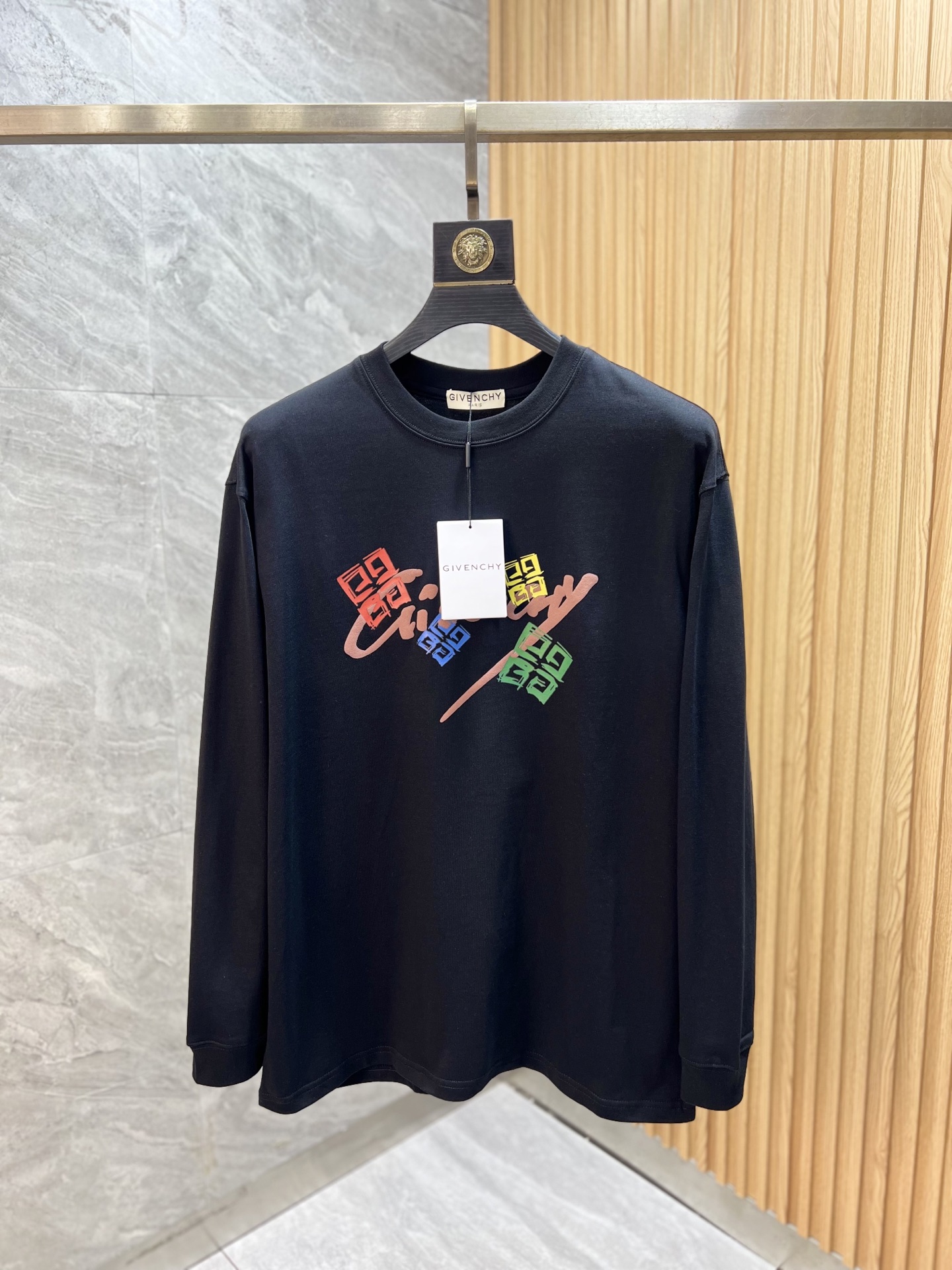 NO:614178,give/Givenchy 2025 autumn and winter new products, complete with three labels, round neck long-sleeved bottoming shirt, good product, no need to introduce too much, look at the details, counter size M-XXXL /140, recommended L,,givenchy,givenchy,alexander wang19860909give/纪梵希 2025年秋冬新品上新 三标齐全 圆领长袖打底衫 好货不用过多介绍 看细节 专柜码数M-XXXL /140建议L,,givenchy,givenchy,alexander wang,Men's clothing