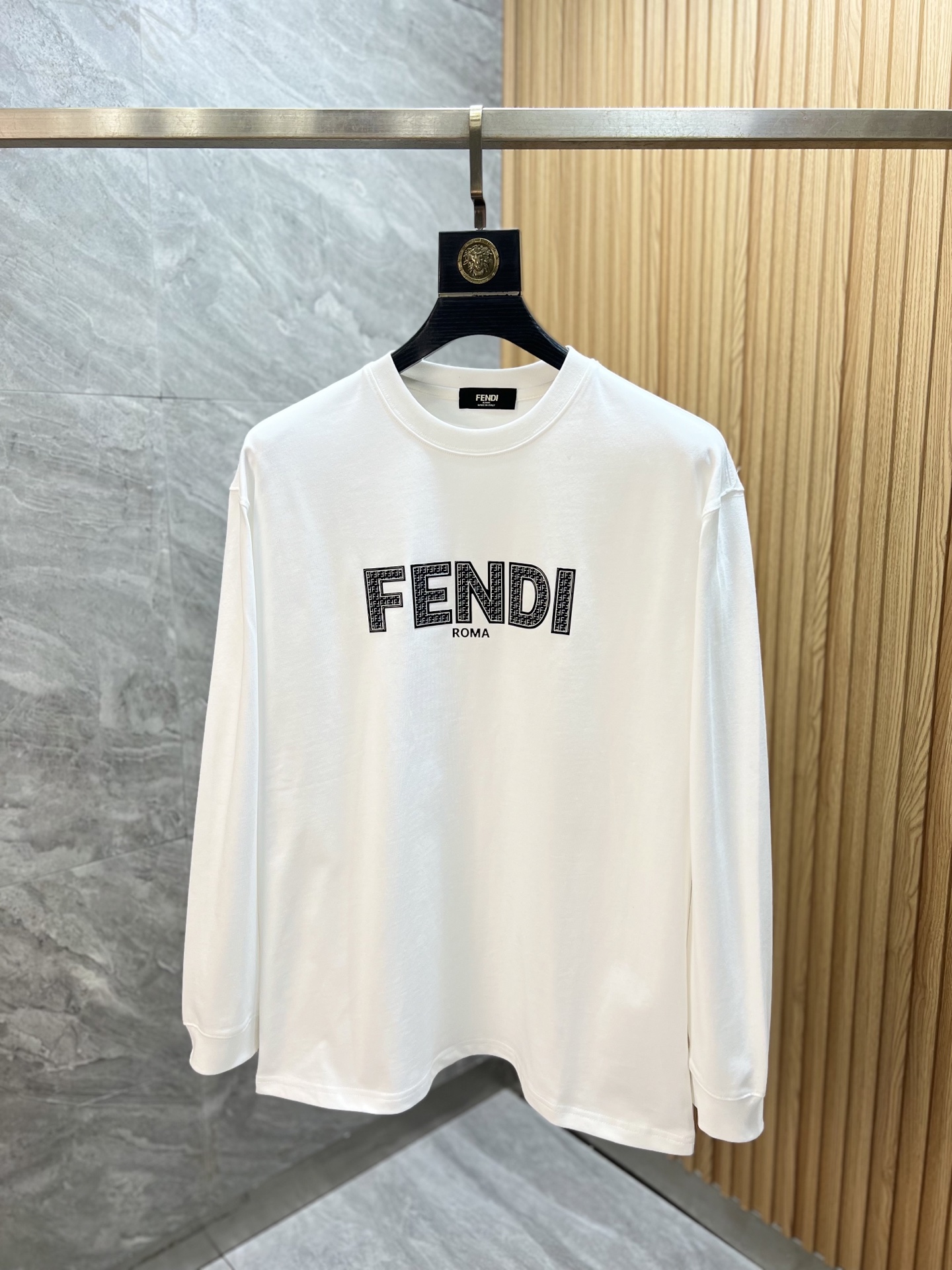 NO:614188,Fendi/Fendi 2025 new autumn and winter new products, complete with three labels, round neck long-sleeved bottoming shirt, good product, no need to introduce too much, look at the details, counter size M-XXXL /140, recommended L,, fendi, fendi, alexander wang19860909Fendi/芬迪 2025年秋冬新品上新 三标齐全 圆领长袖打底衫 好货不用过多介绍 看细节 专柜码数M-XXXL /140建议L,,fendi,fendi,alexander wang,Men's clothing