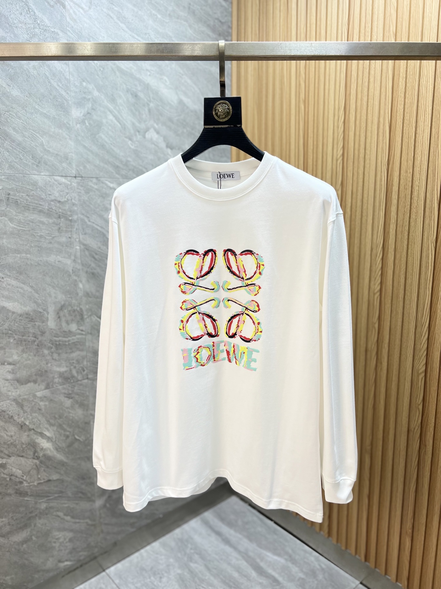 NO:614193,Loewe/Luo Yiwei 2025 autumn and winter new products, complete with three labels, round neck long-sleeved bottoming shirt, good product without too much introduction, look at the details, counter size M-XXXL /140, recommended L,, loewe, loewe, alexander wang19860909Loewe/罗意威 2025年秋冬新品上新 三标齐全 圆领长袖打底衫 好货不用过多介绍 看细节 专柜码数M-XXXL /140建议L,,loewe,loewe,alexander wang,Men's clothing