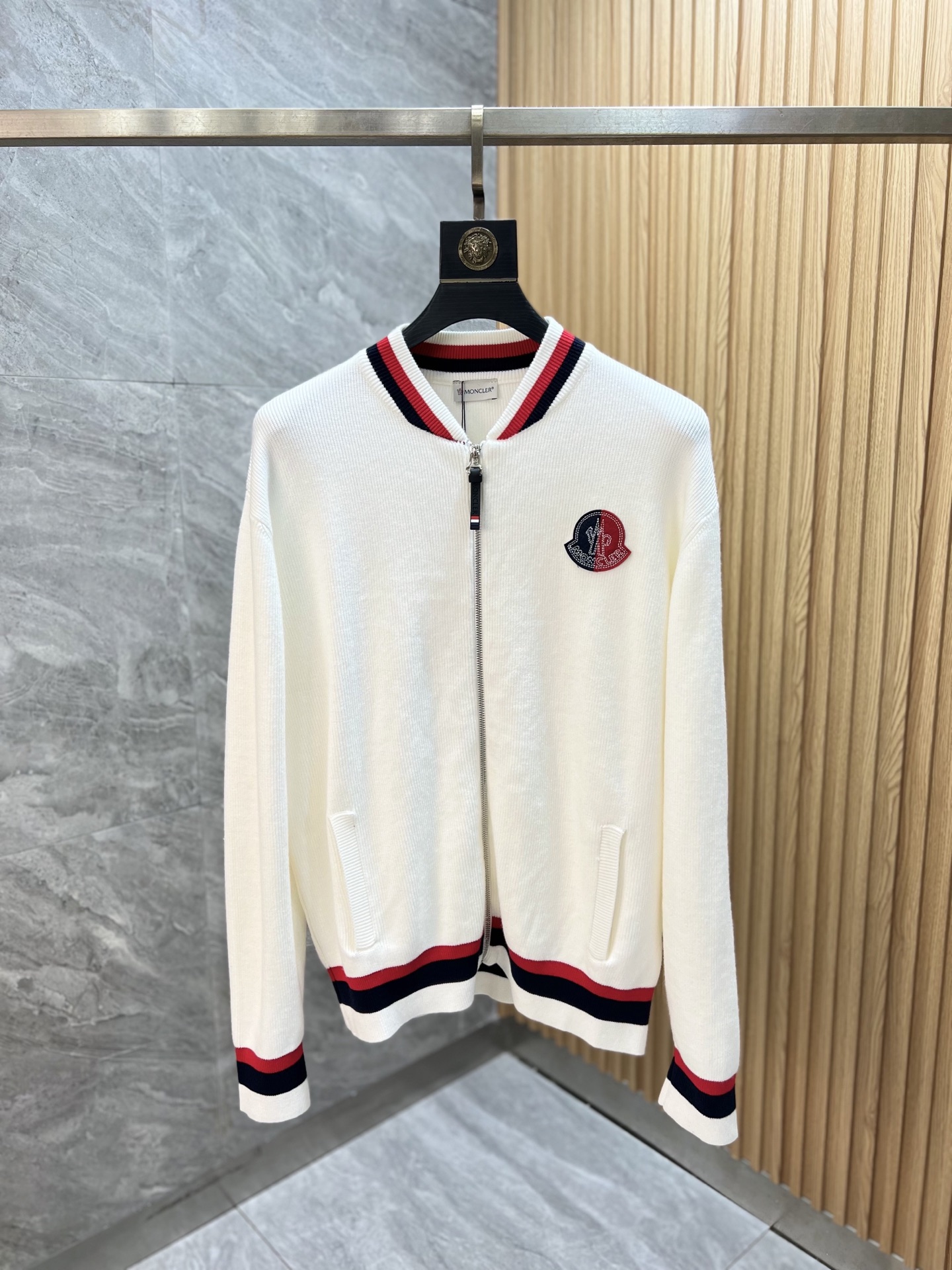 NO:614203,Moncler/Mongolian 2025 new autumn and winter new products, complete with three labels, cardigans and sweaters. Good products, no need to introduce too much. Look at the details. Counter size M-XXXL /140 recommended L, Moncler, alexander wang19860909Moncler/蒙口 2025年秋冬新品上新 三标齐全 开衫羊毛衫 好货不用过多介绍 看细节 专柜码数M-XXXL /140建议L,,Moncler,alexander wang,Men's clothing