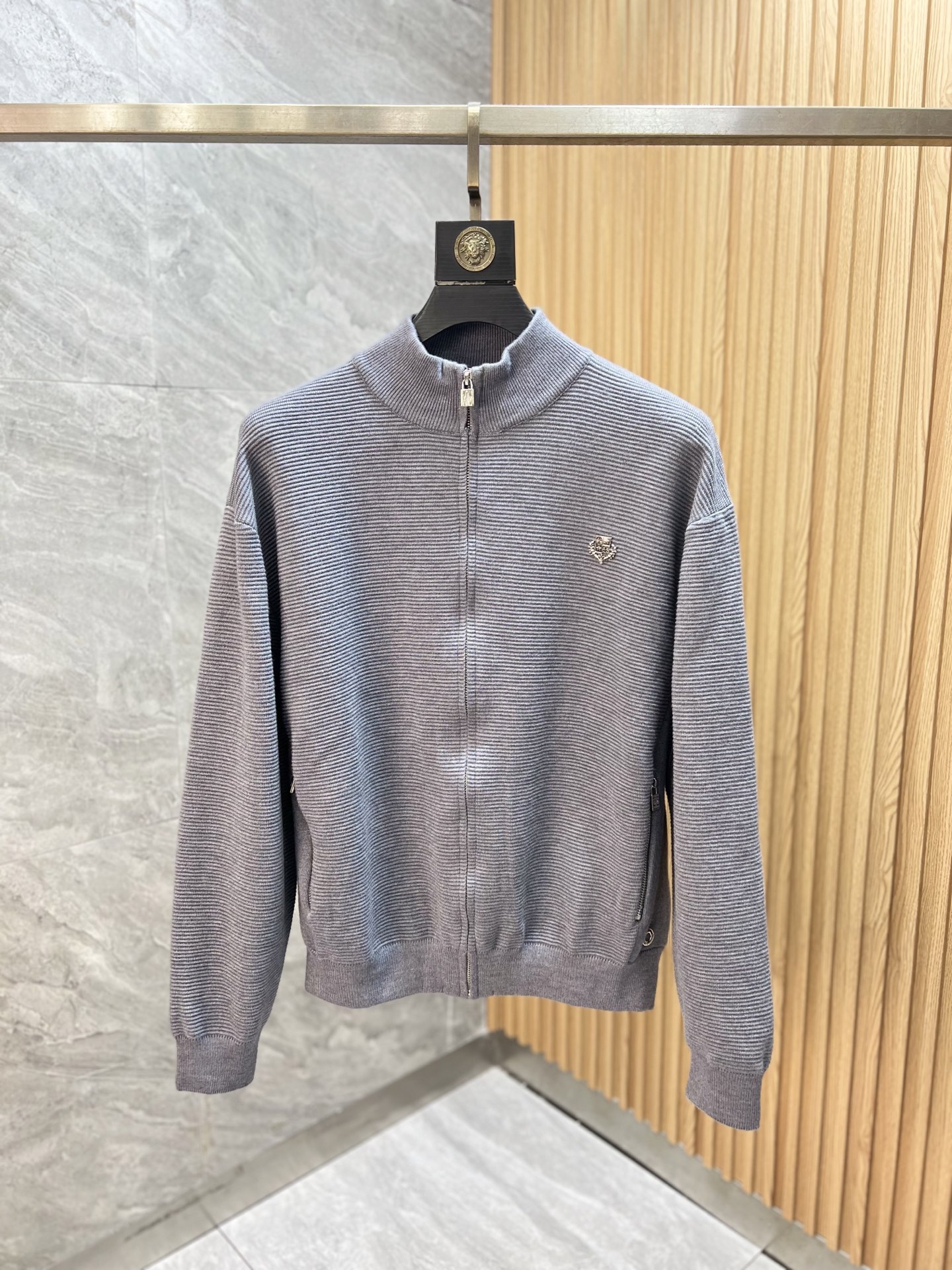 NO:614213,LP has new products for autumn and winter, complete with three labels, cardigans and sweaters. It’s a good product that doesn’t need to be introduced too much. Look at the details. The size of the counter is M-XXXL /140. It is recommended to be L, loro piana, alexander wang19860909LP 年秋冬新品上新 三标齐全 开衫羊毛衫 好货不用过多介绍 看细节 专柜码数M-XXXL /140建议L,,loro piana,alexander wang,Men's clothing