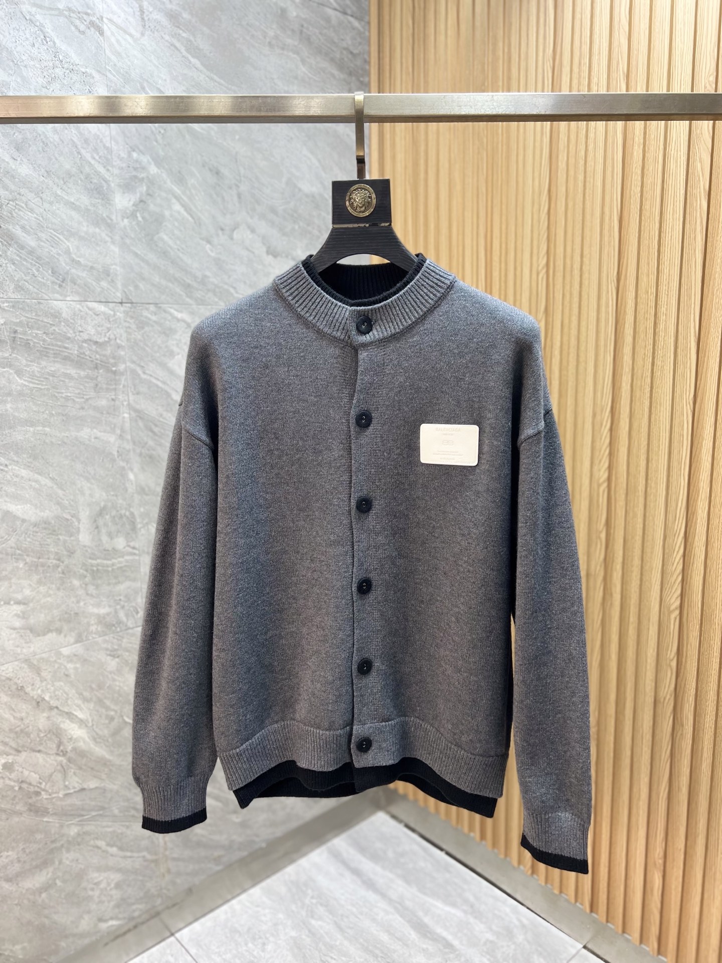 NO:614174,Balenciaga/Balenciaga 2025 autumn and winter new products, complete with three labels, cardigans and sweaters. Good products need no introduction. Look at the details. Counter size M-XXXL 175/140 recommended L,,balenciaga,balenciaga,alexander wang19860909Balenciaga/巴黎世家 2025年秋冬新品上新 三标齐全 开衫羊毛衫 好货不用过多介绍 看细节 专柜码数M-XXXL 175/140建议L,,balenciaga,balenciaga,alexander wang,Men's clothing