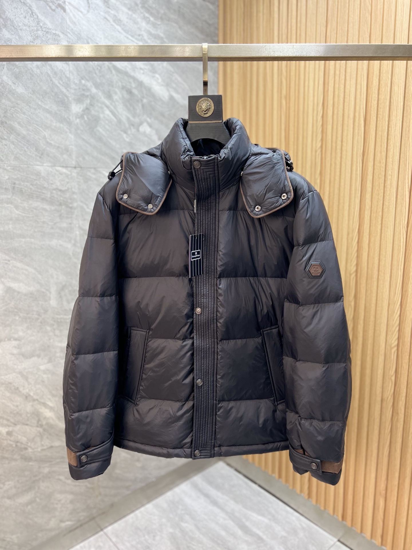 NO:703525,After the new year, zZEGNA/Zegna will have new products for autumn and winter. They are complete with three standards. They are full and full of 90 white duck down down jackets. Good products do not need to be introduced too much. Look at the details. Counter size M-XXXL 175/140 recommended L,,zegna,down jacket,19860909可年后 zZEGNA/杰尼亚 年秋冬新品上新 三标齐全 充实饱满90白鸭绒 羽绒服 好货不用过多介绍 看细节 专柜码数M-XXXL 175/140建议L,,zegna,down jacket,,Men's clothing